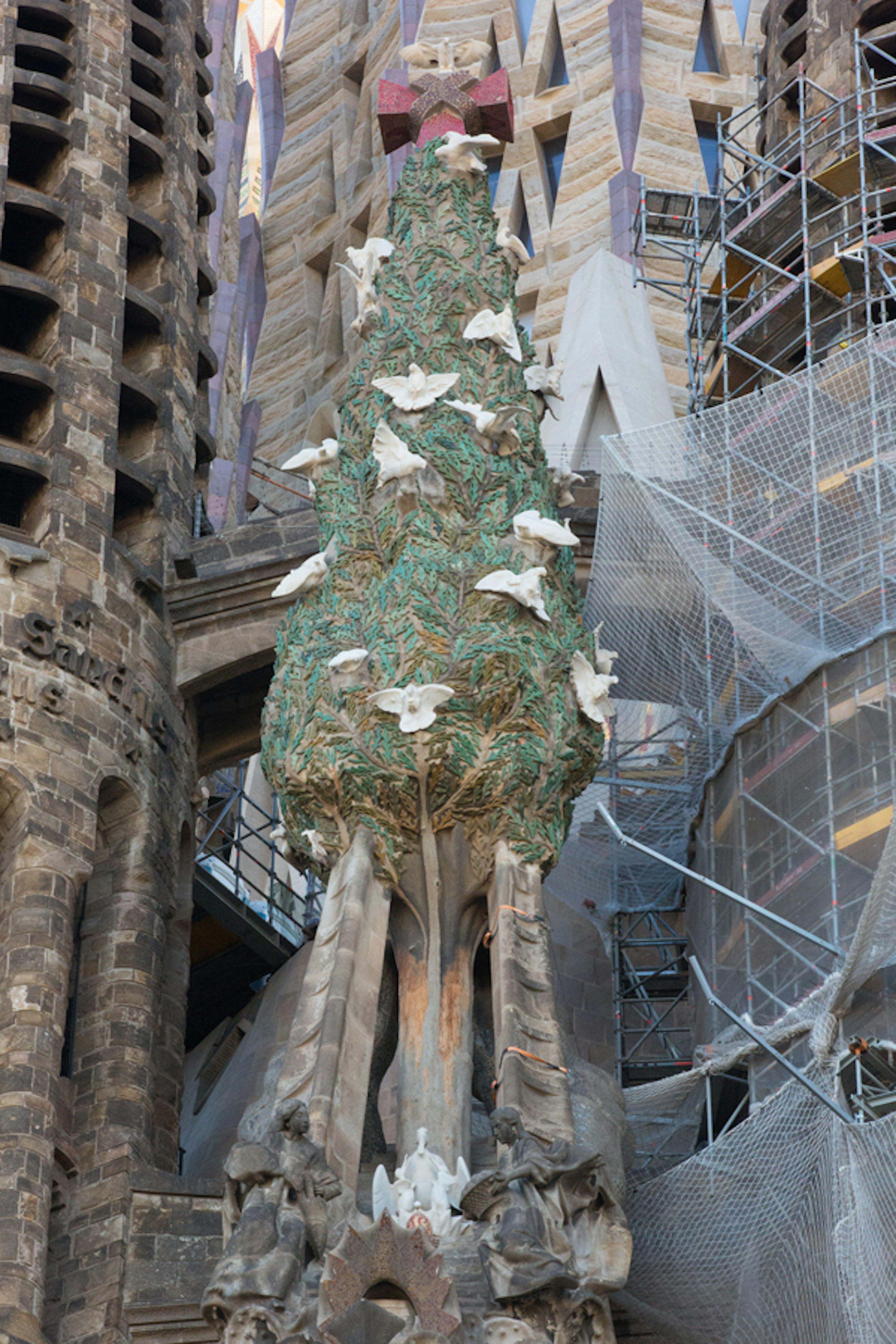 Pohon Natal dengan merpati putih saat konstruksi di Sagrada Familia