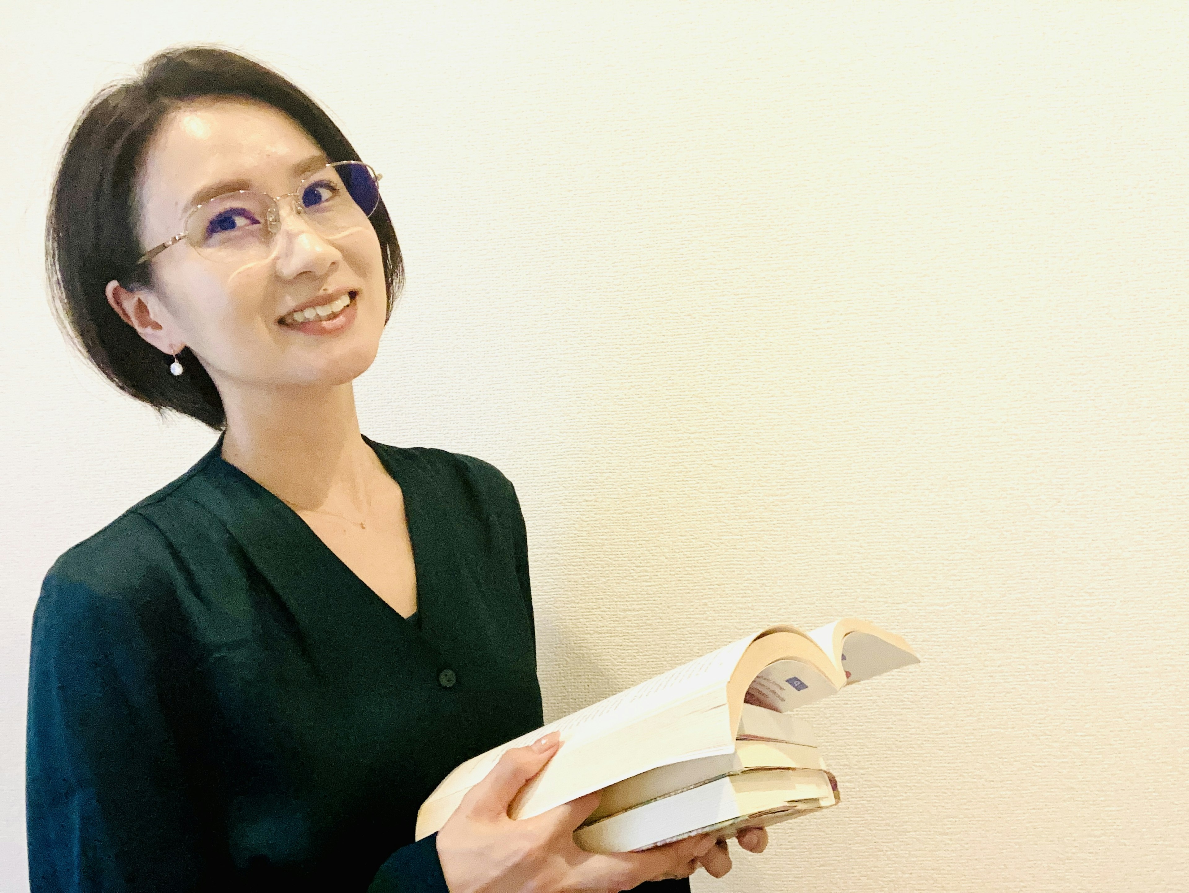 Retrato de una mujer sonriente sosteniendo libros