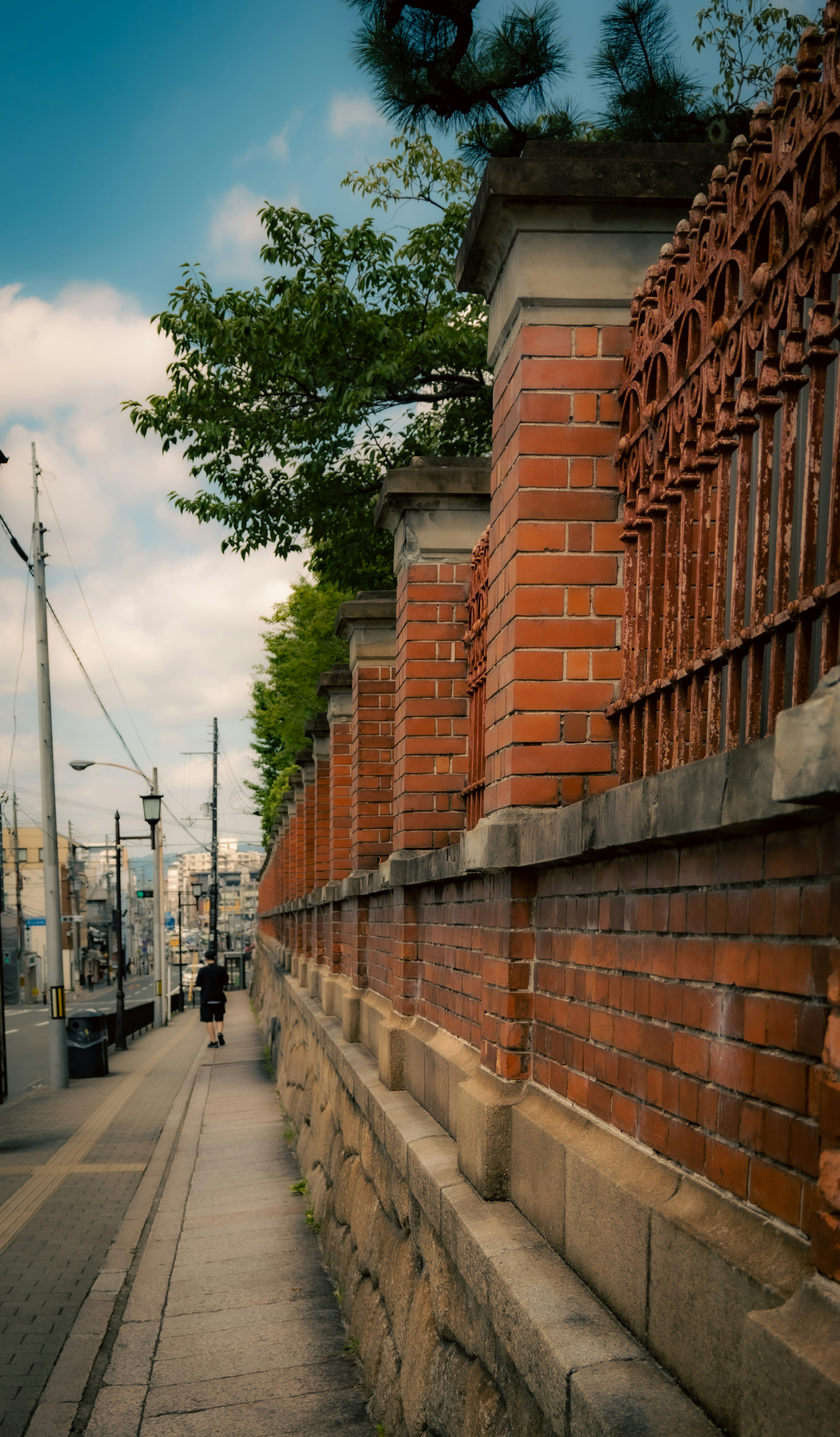 Une vue pittoresque d'un mur en briques avec de la verdure le long d'un trottoir