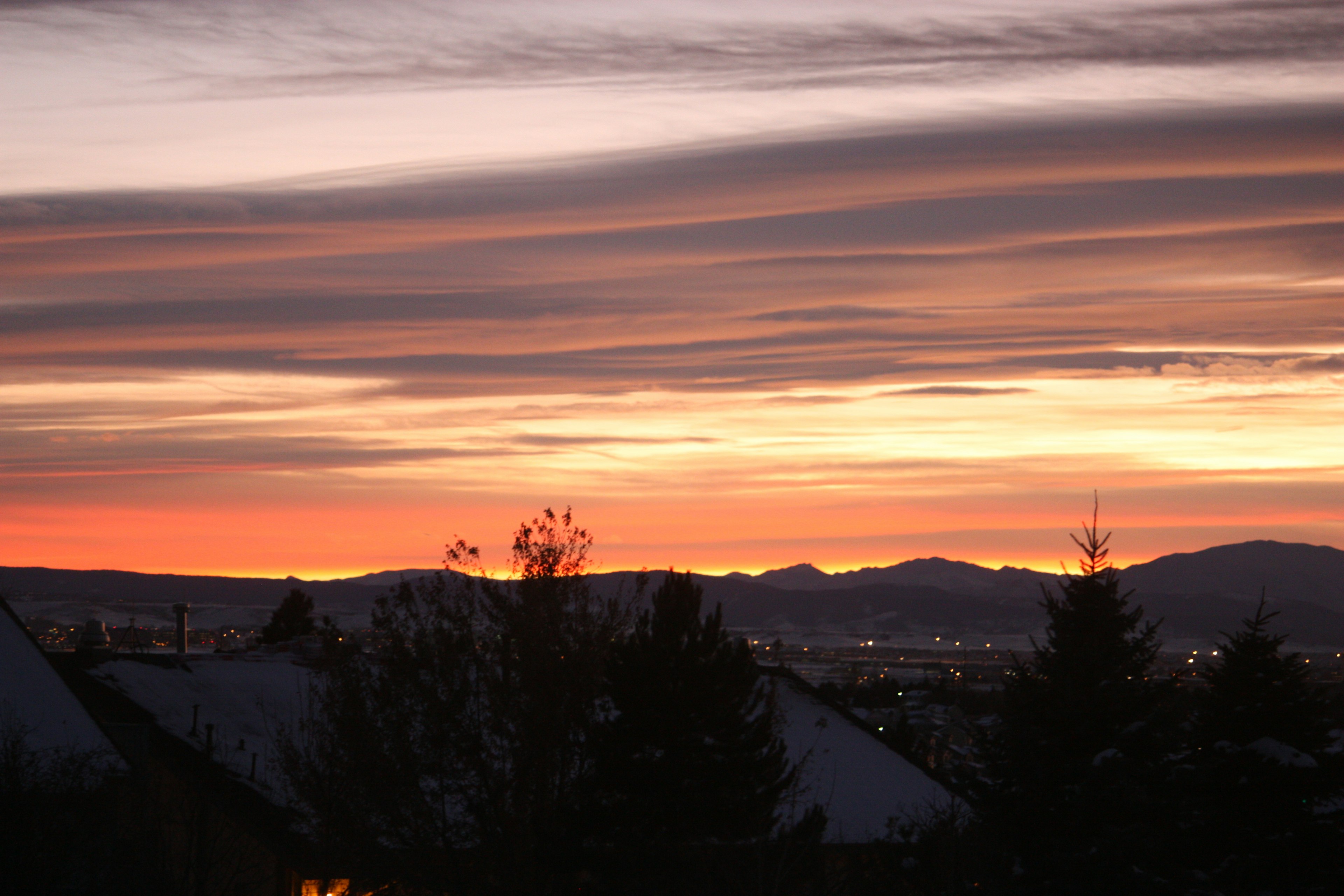 Bellissimo tramonto sulle montagne con cieli colorati