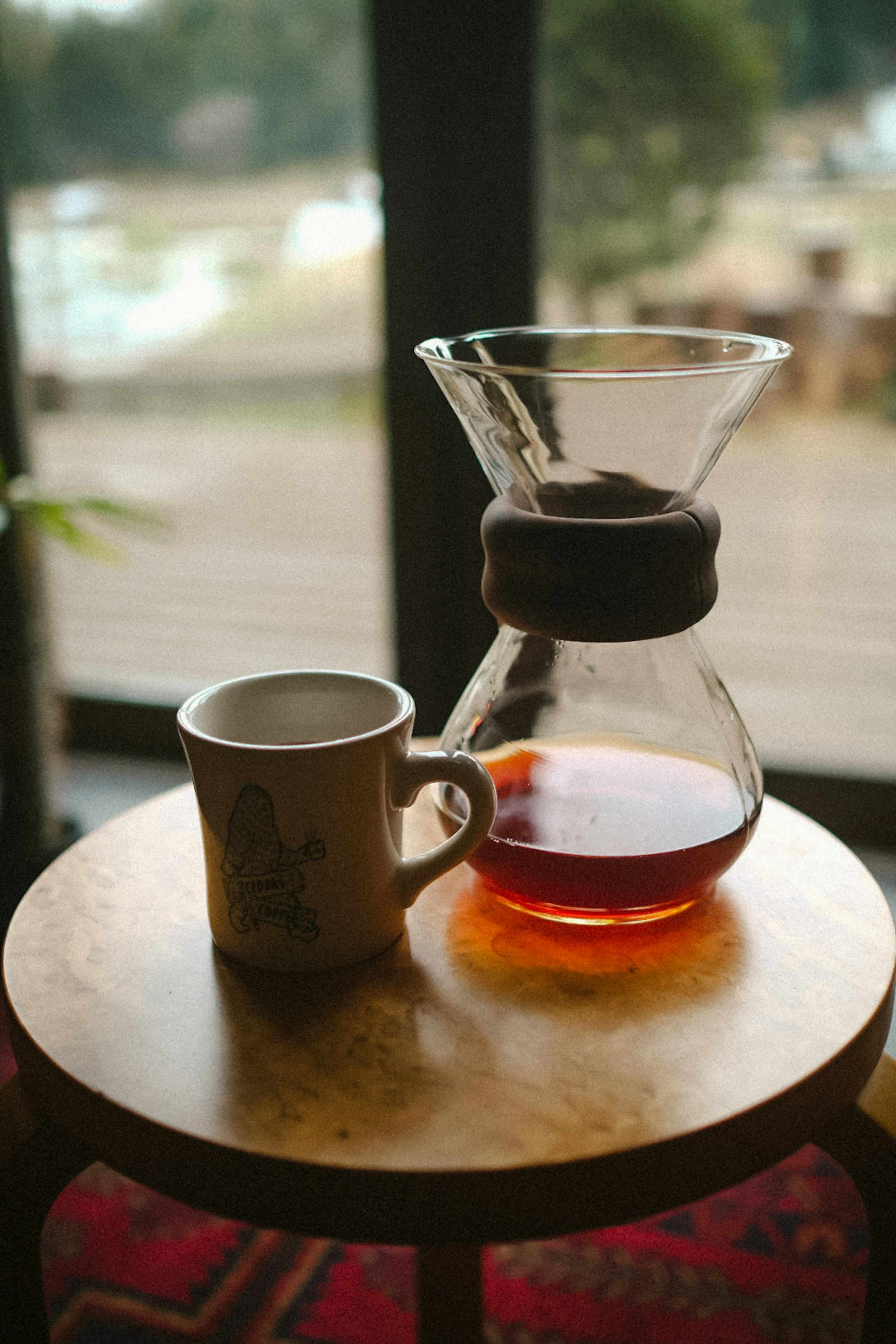 Équipement de préparation de café et une tasse posés sur une table