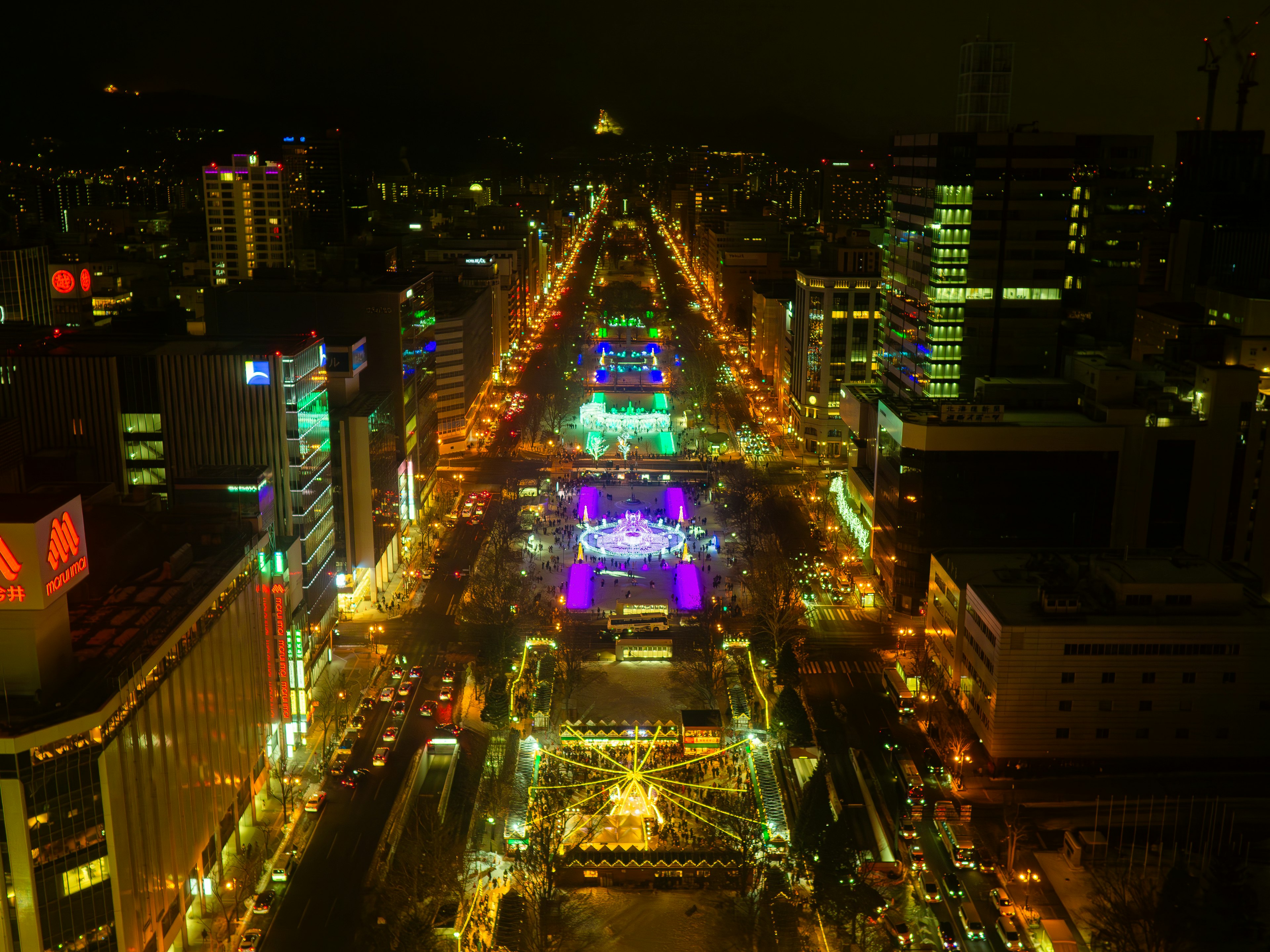 夜景の都市風景 煌びやかな街灯と色とりどりの照明がある通り