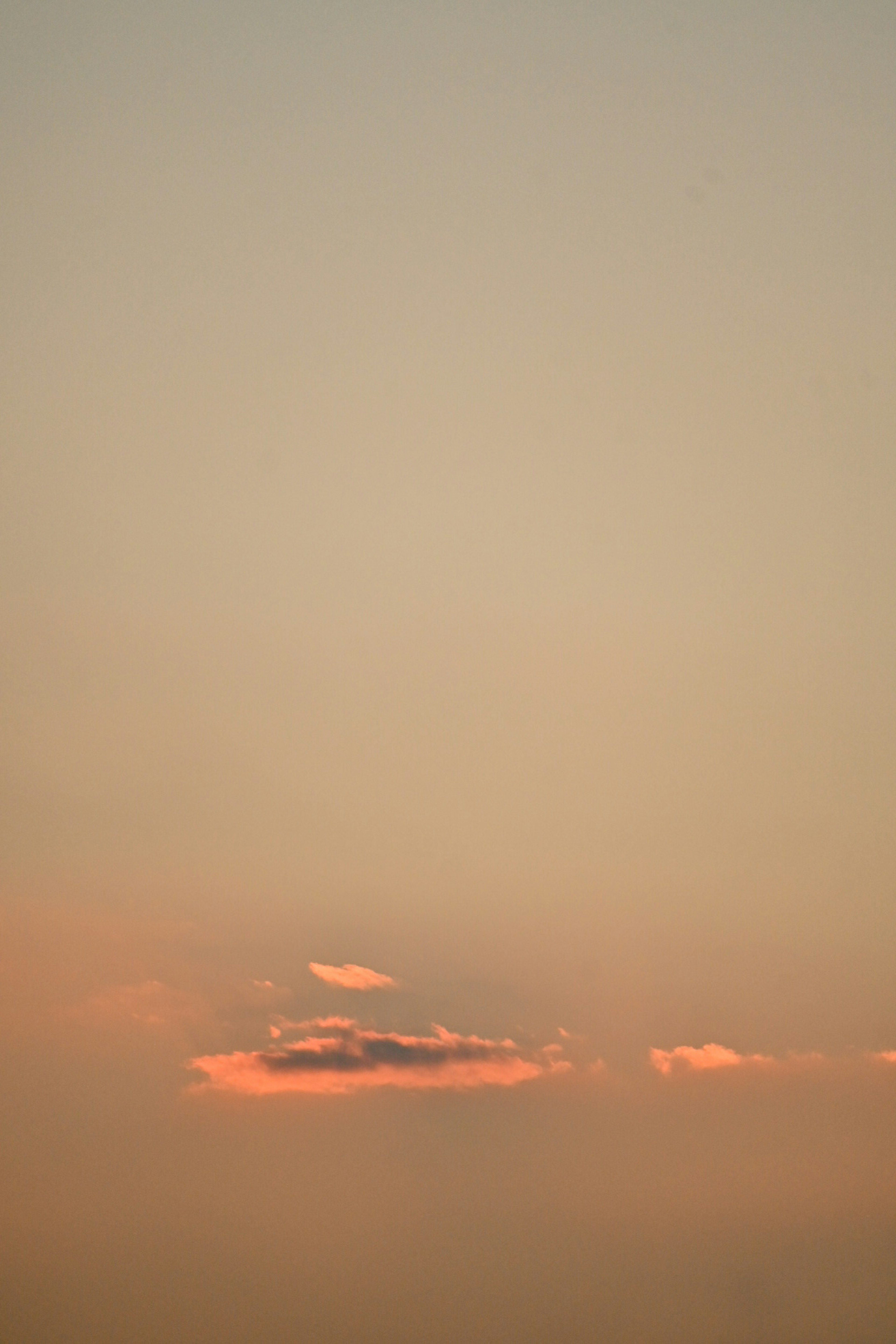 柔和的橙色雲彩在日落的天空中