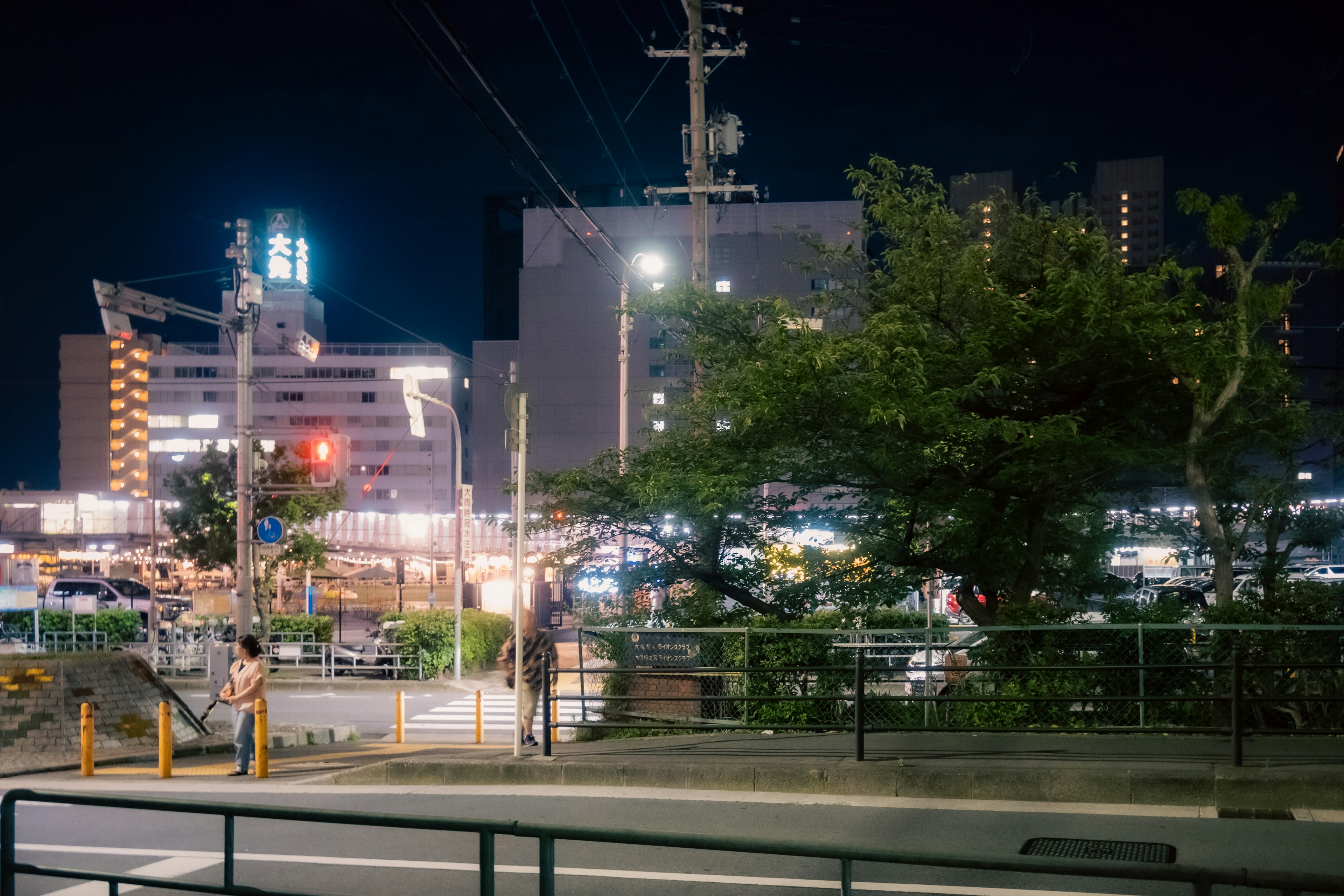 城市街道的夜景，街灯和建筑物照亮