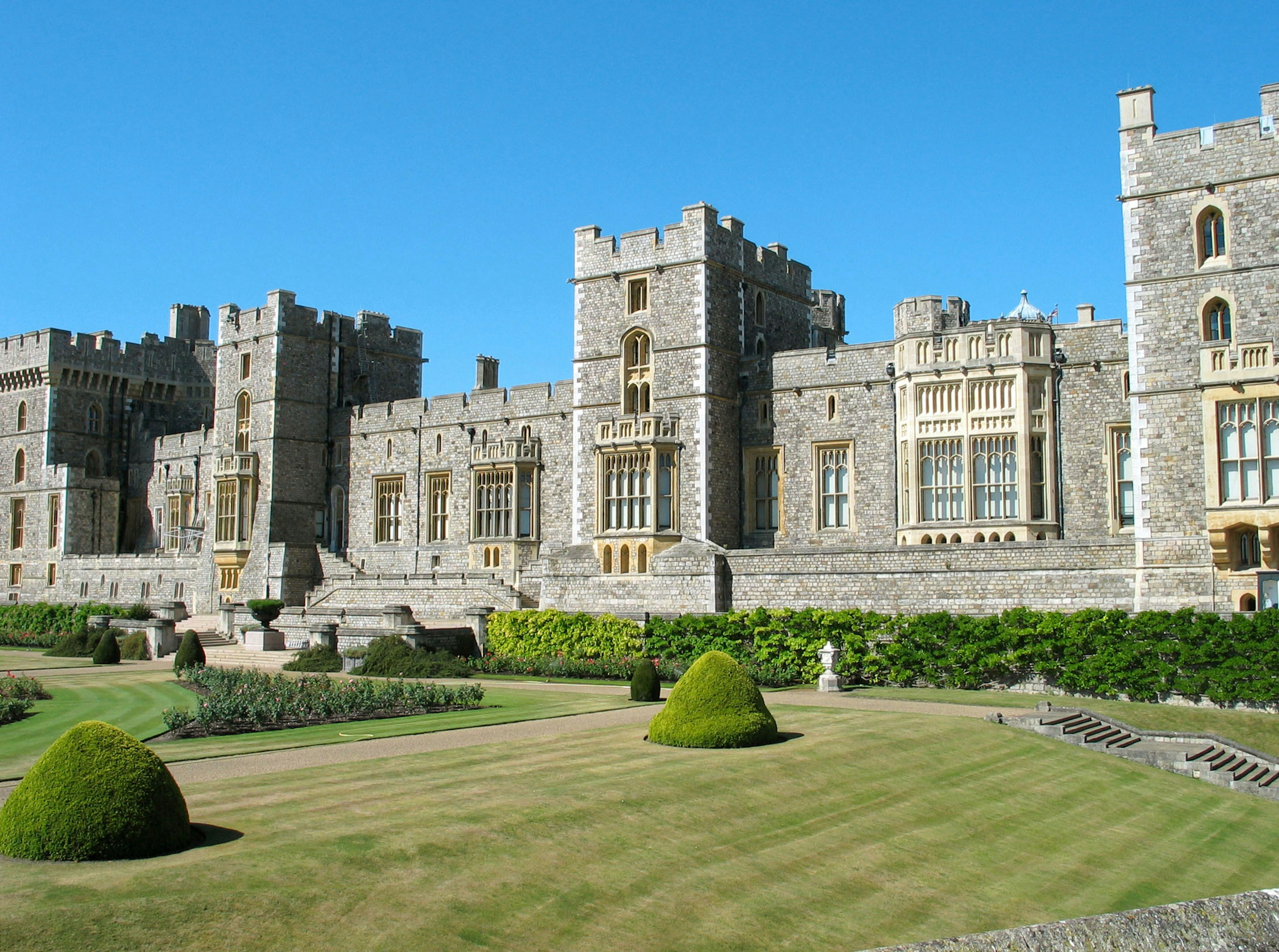 Castello di Windsor che mostra la sua architettura impressionante e i giardini curati