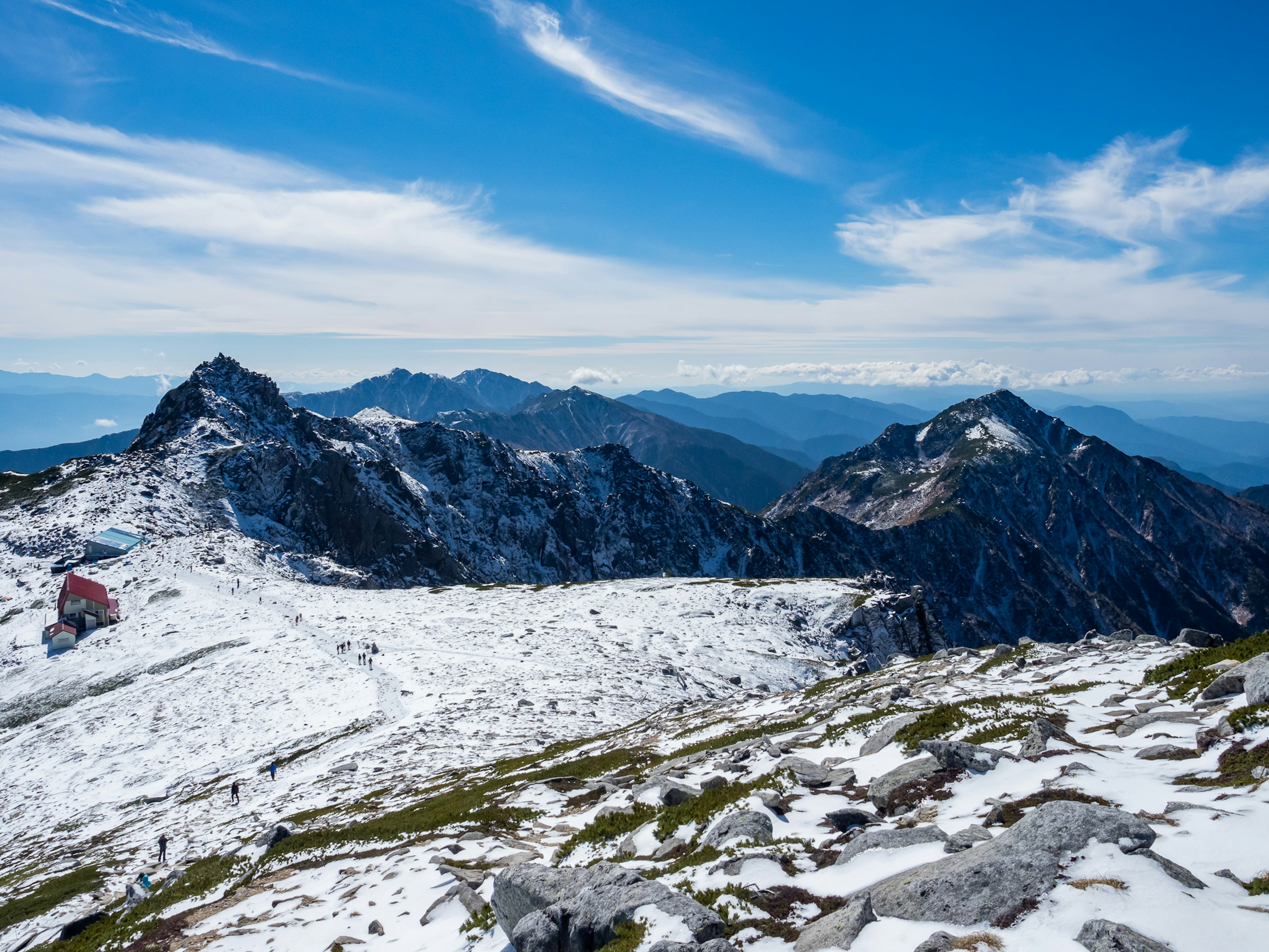 Paisaje montañoso cubierto de nieve con cielo azul