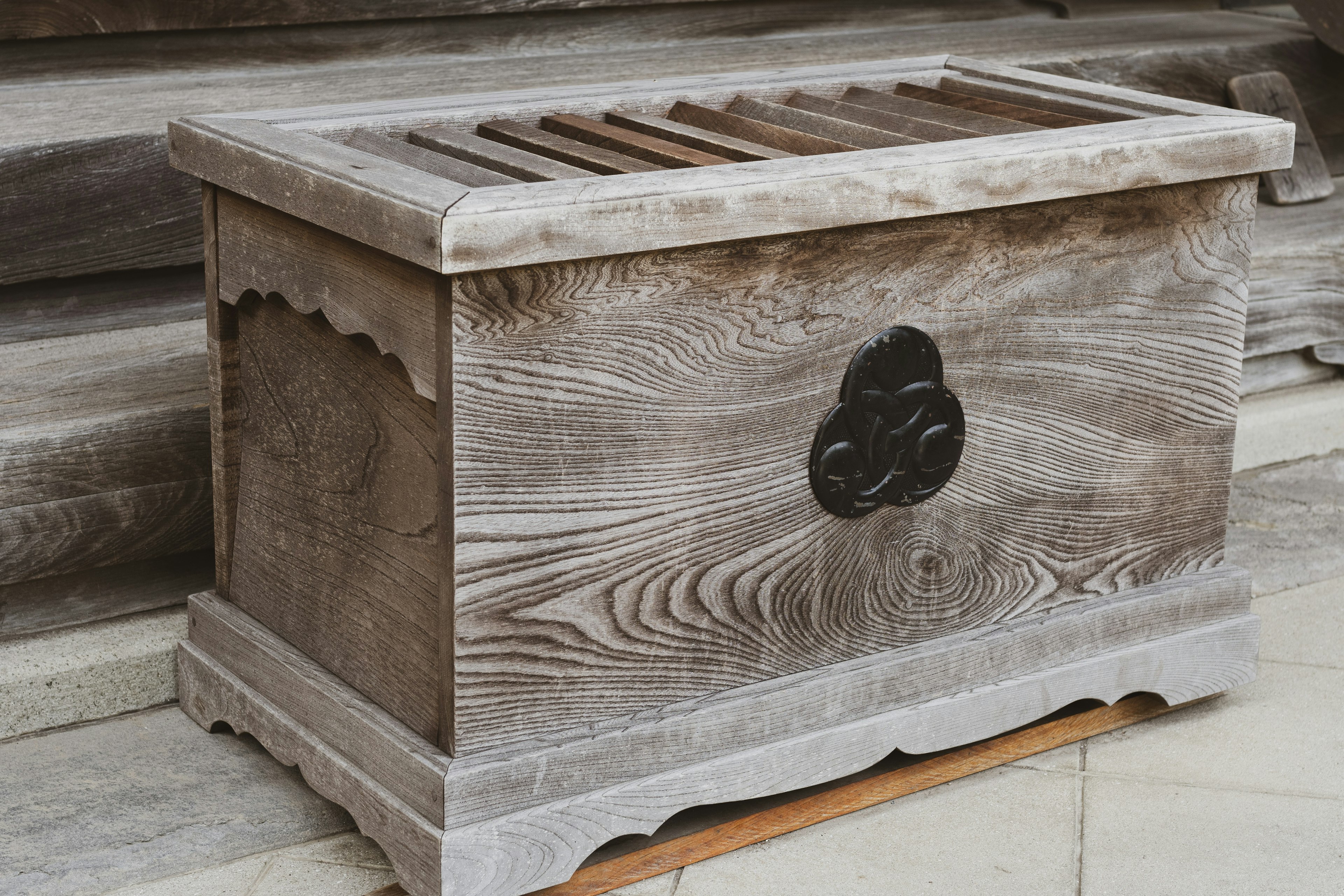 Caja de madera con tapa con listones y herrajes negros