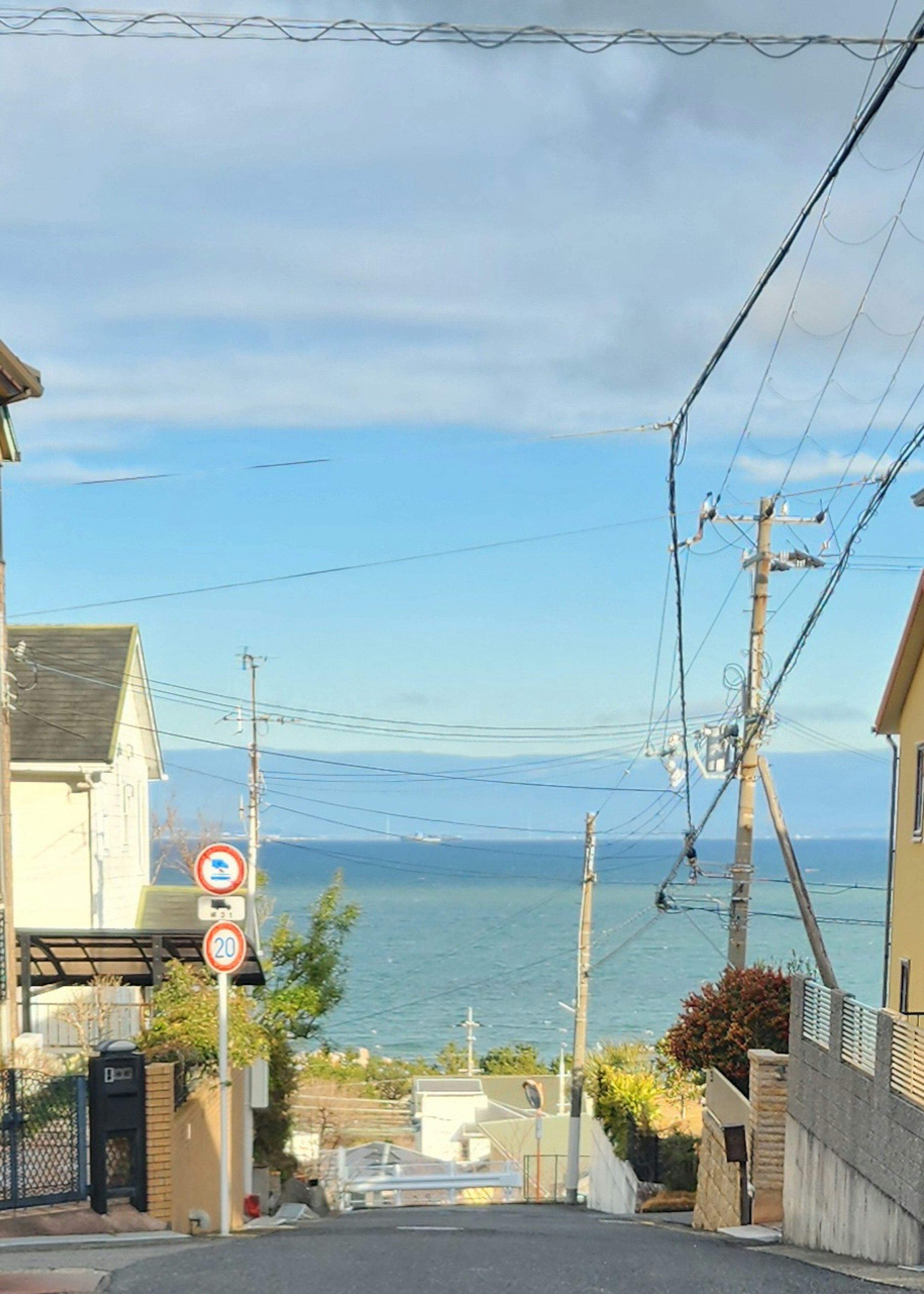 Una vista tranquila de una calle con el océano al fondo