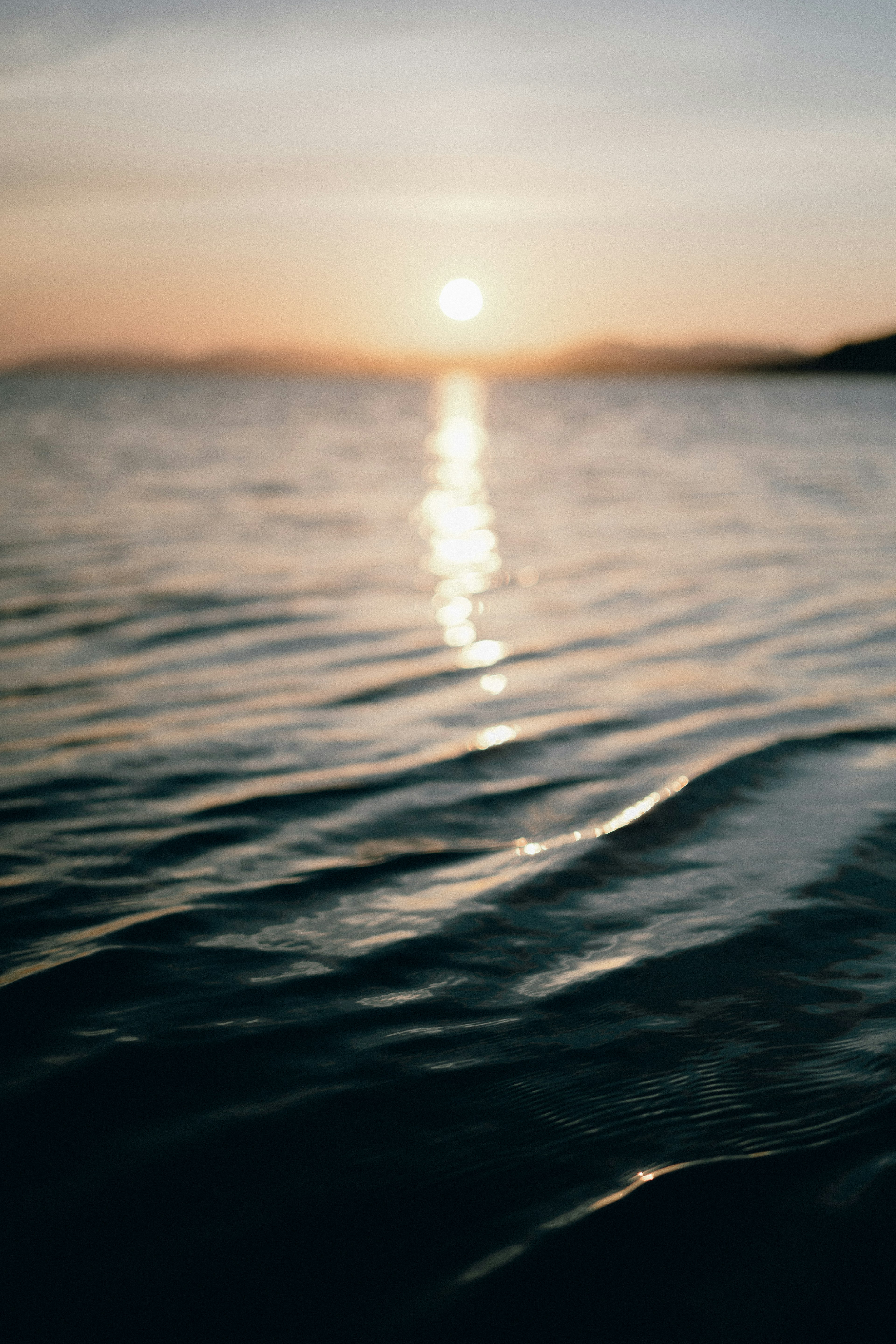 夕日が水面に反射する海の風景