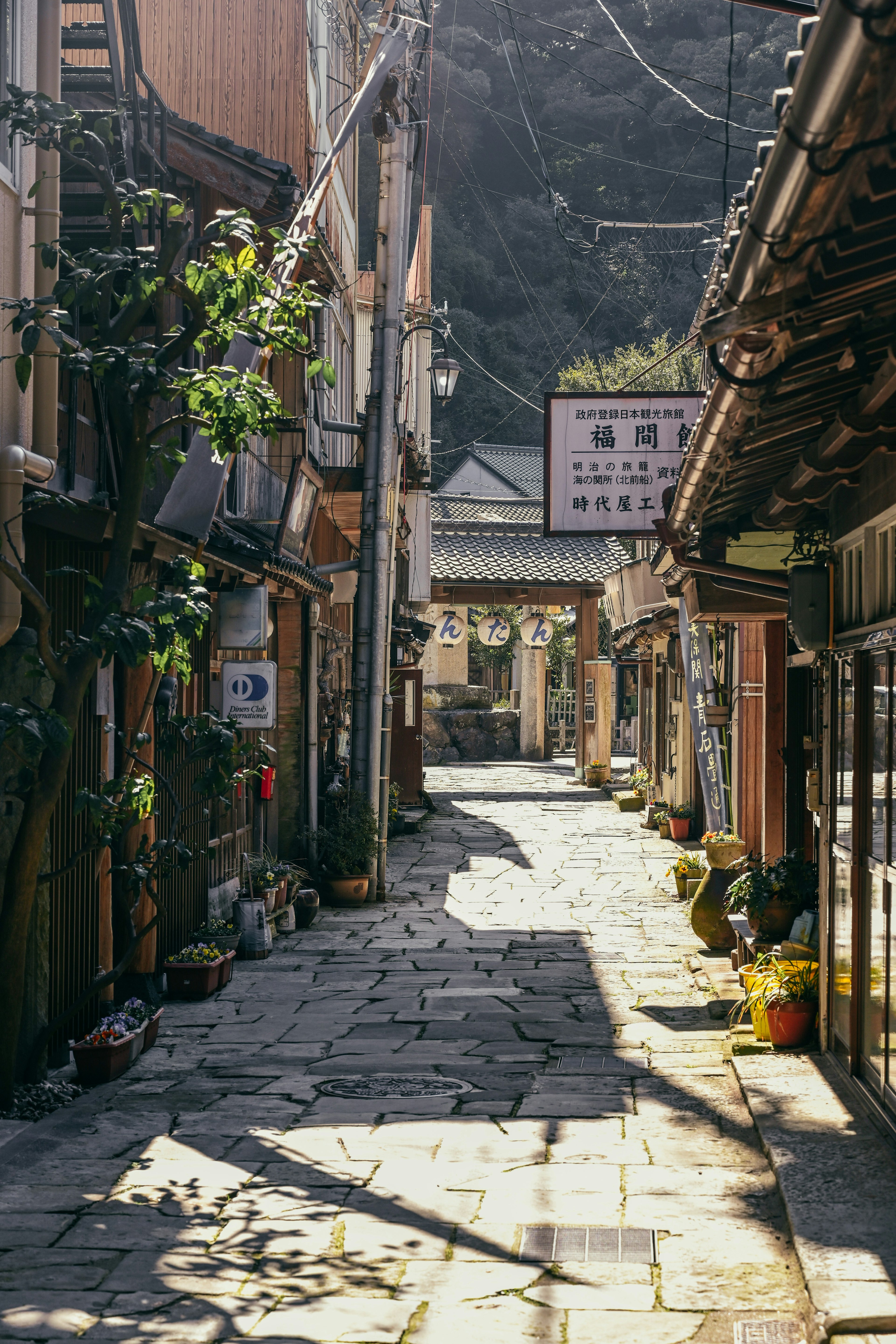 Ruelle étroite dans une vieille ville avec des rayons de soleil