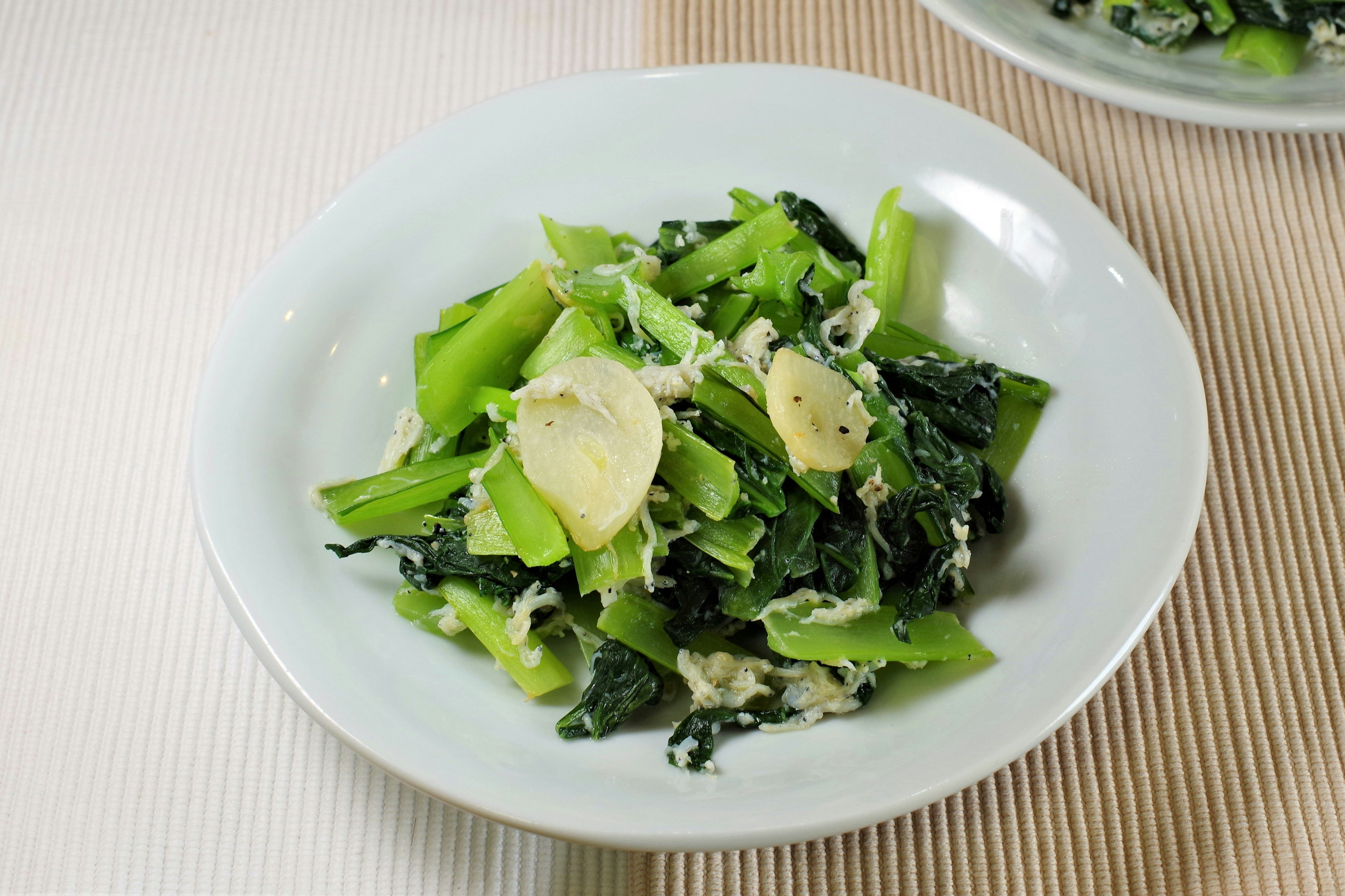 Salade de légumes verts servie dans un bol blanc