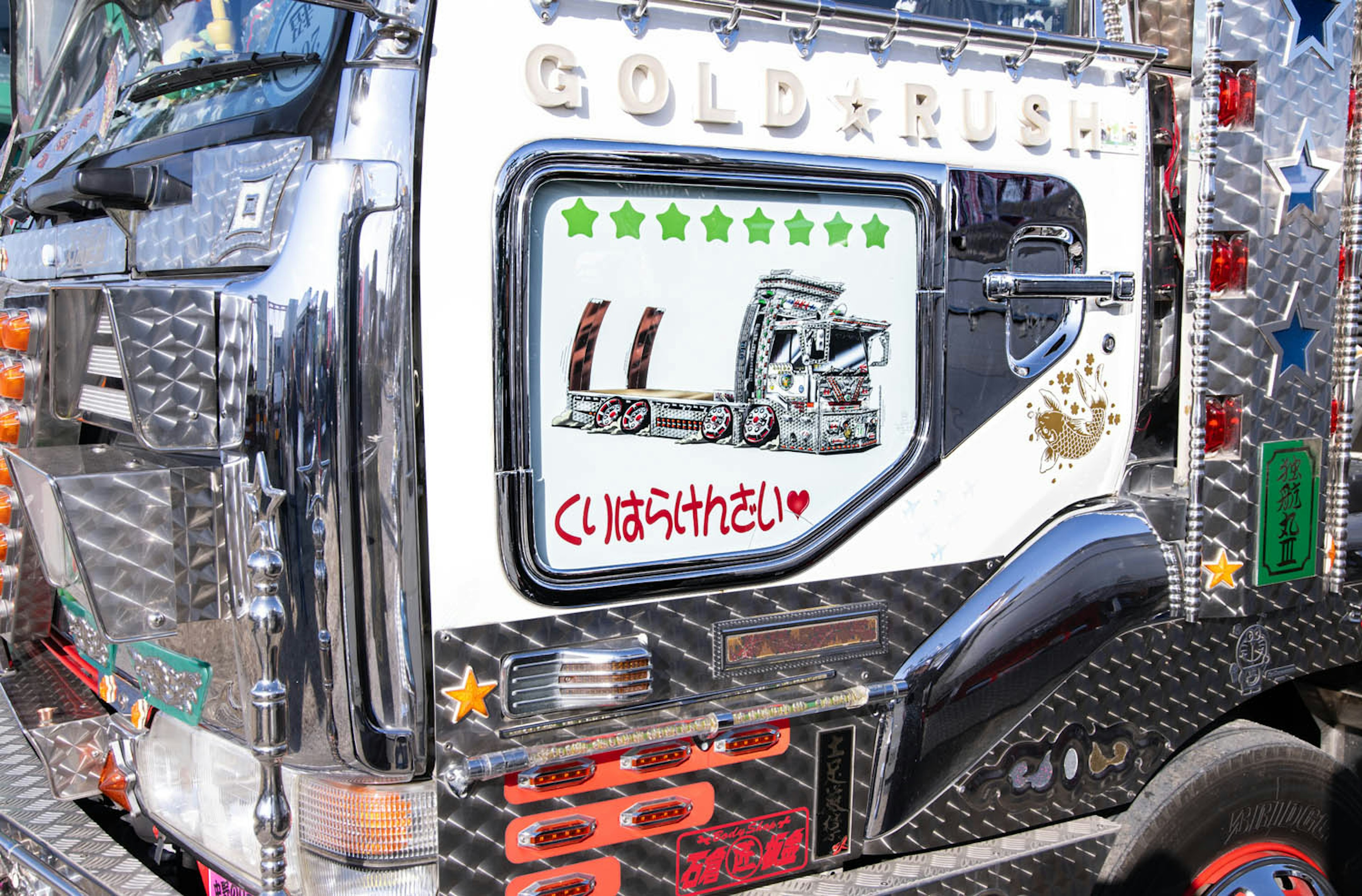 Il lato di un camion presenta il testo Gold Rush con design decorativi