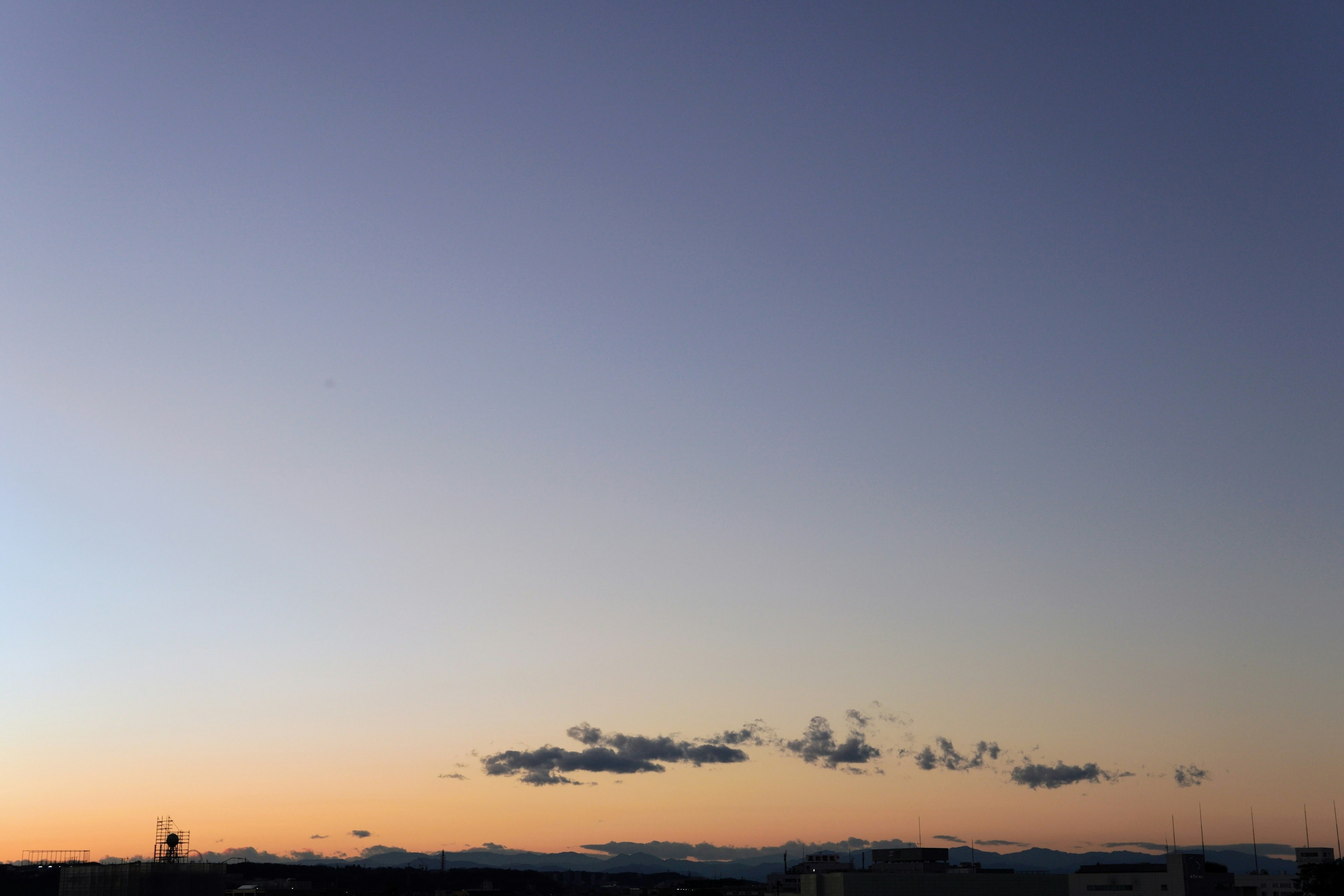 夕焼けの空に薄い雲が浮かぶ景色