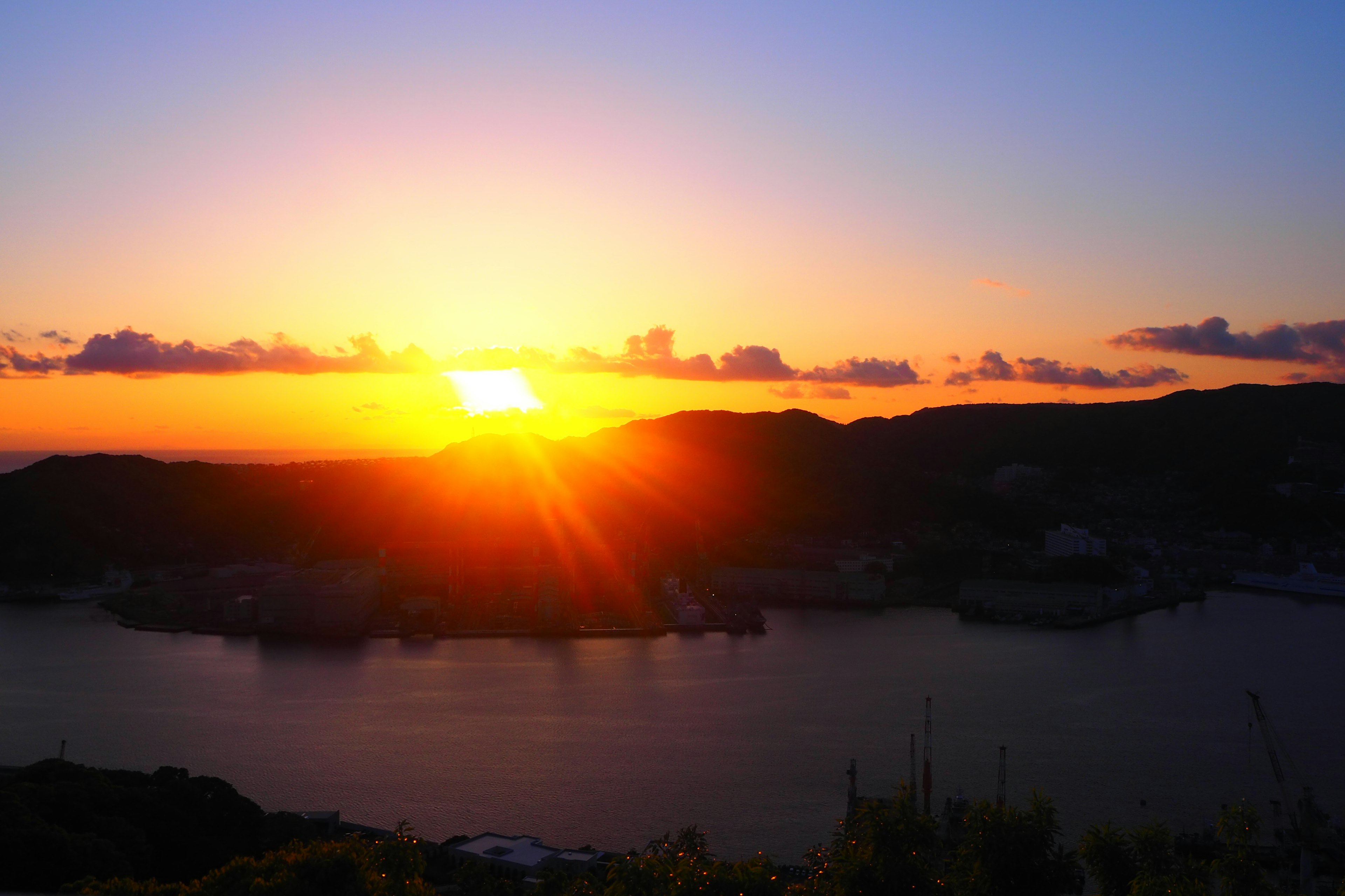 Coucher de soleil magnifique sur l'océan avec des collines