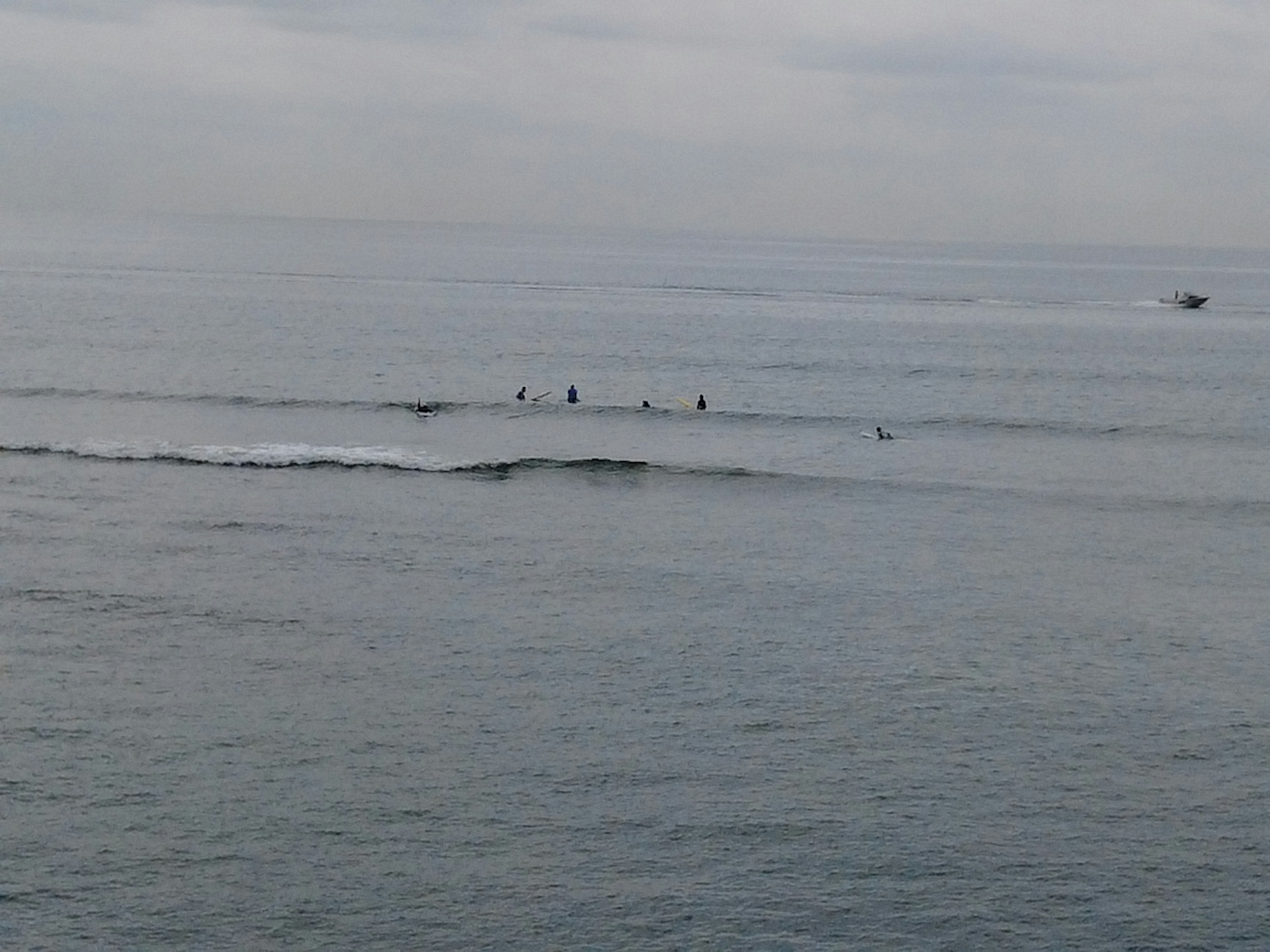 Mer calme avec plusieurs personnes surfant