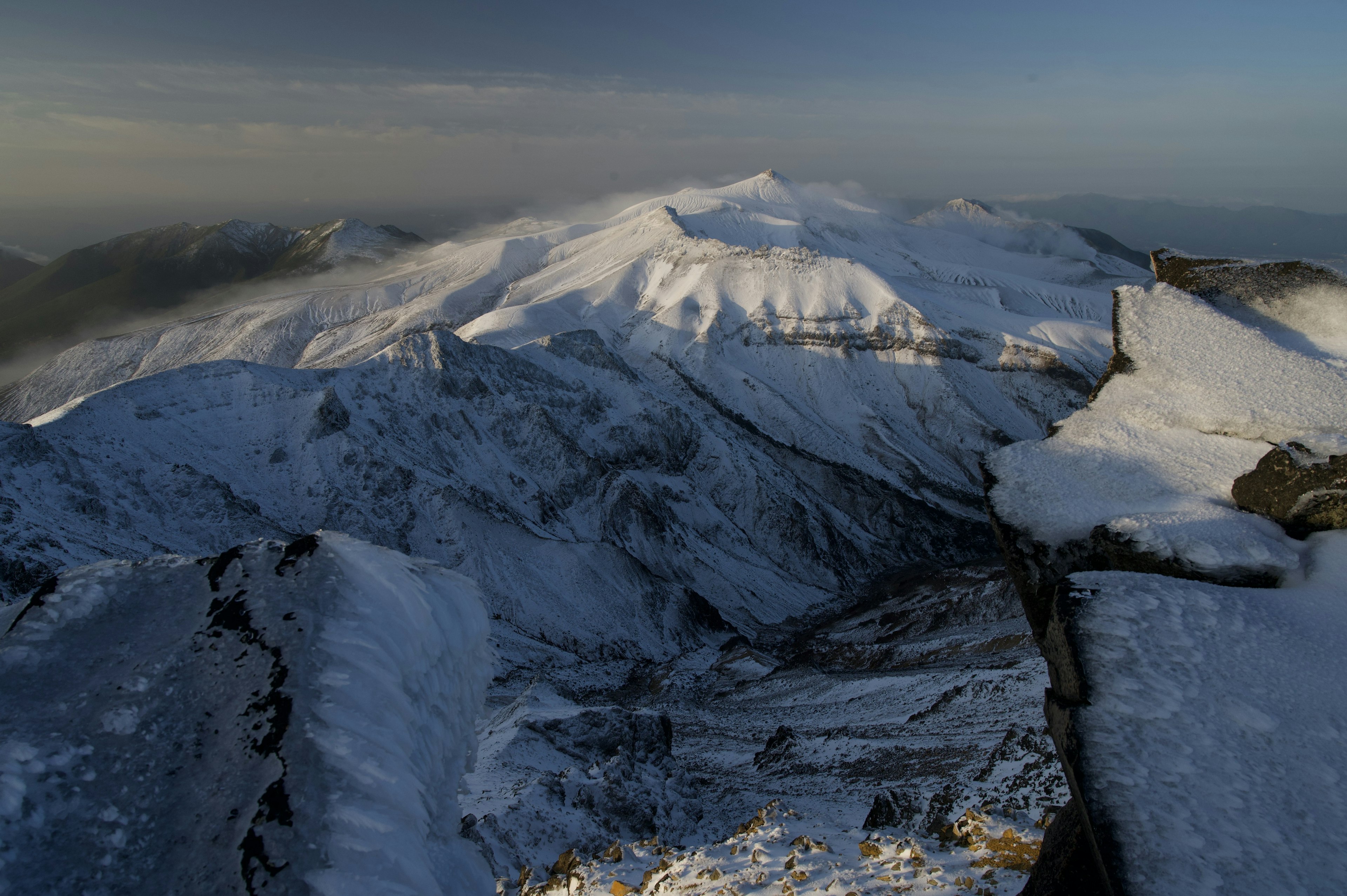 Wunderschöne Landschaft mit schneebedeckten Bergen und einem ruhigen Himmel