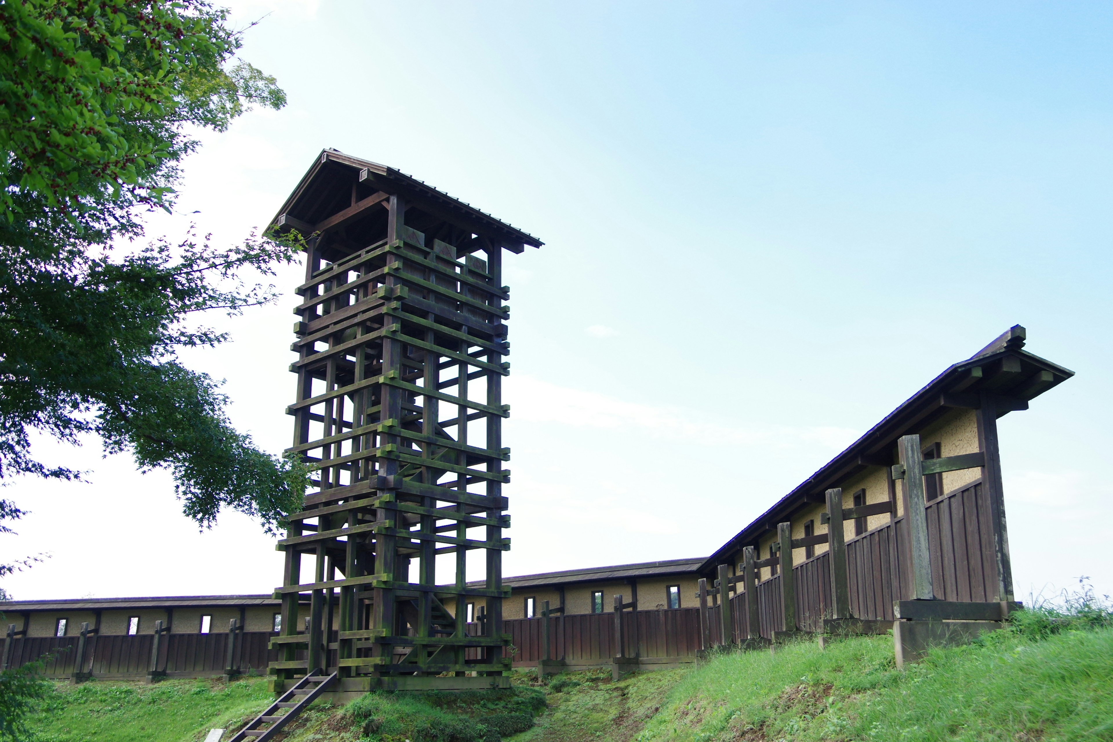 Bangunan bersejarah dengan menara pengawas kayu dan tembok pertahanan