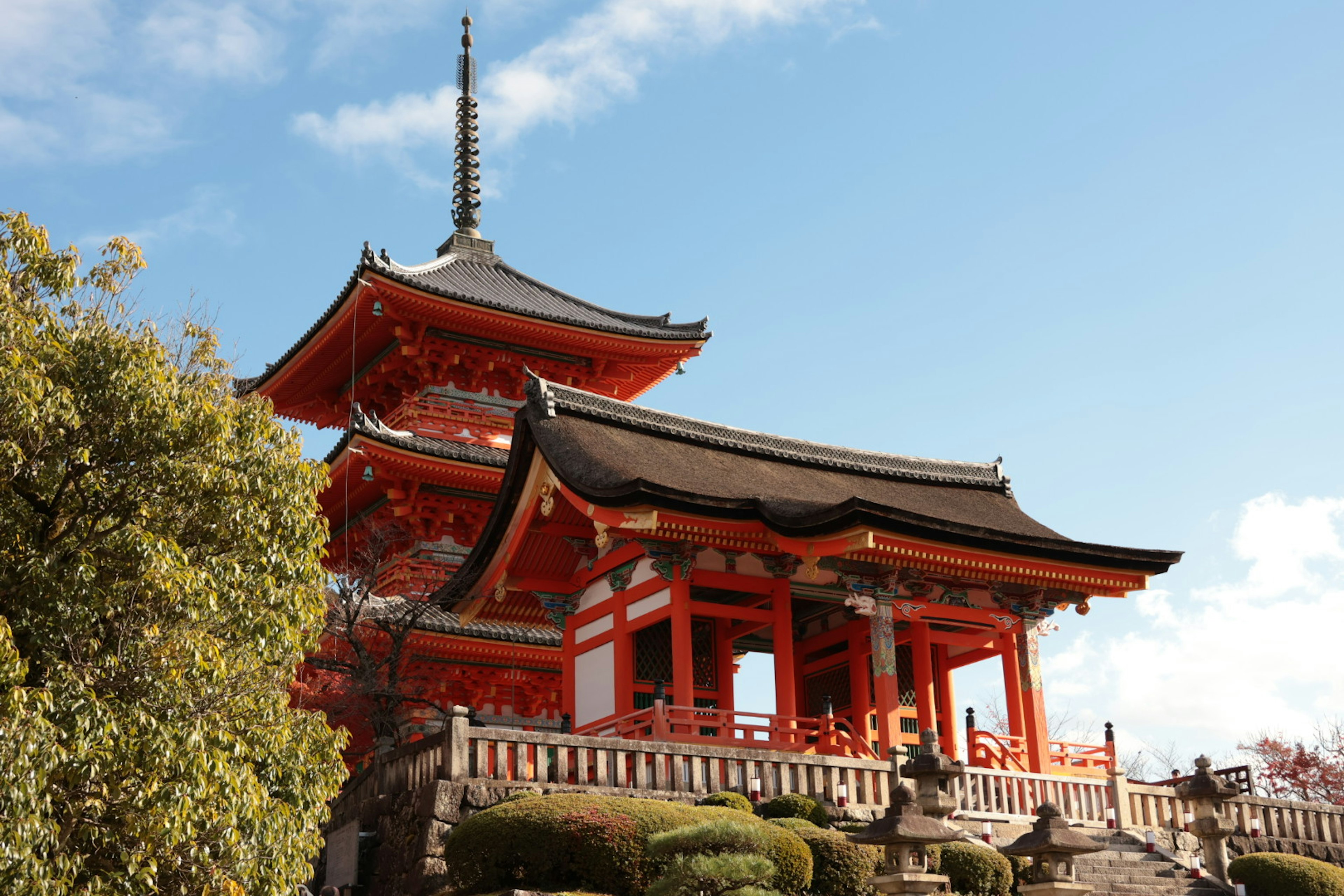 La bella architettura di Kiyomizu-dera contro un cielo azzurro