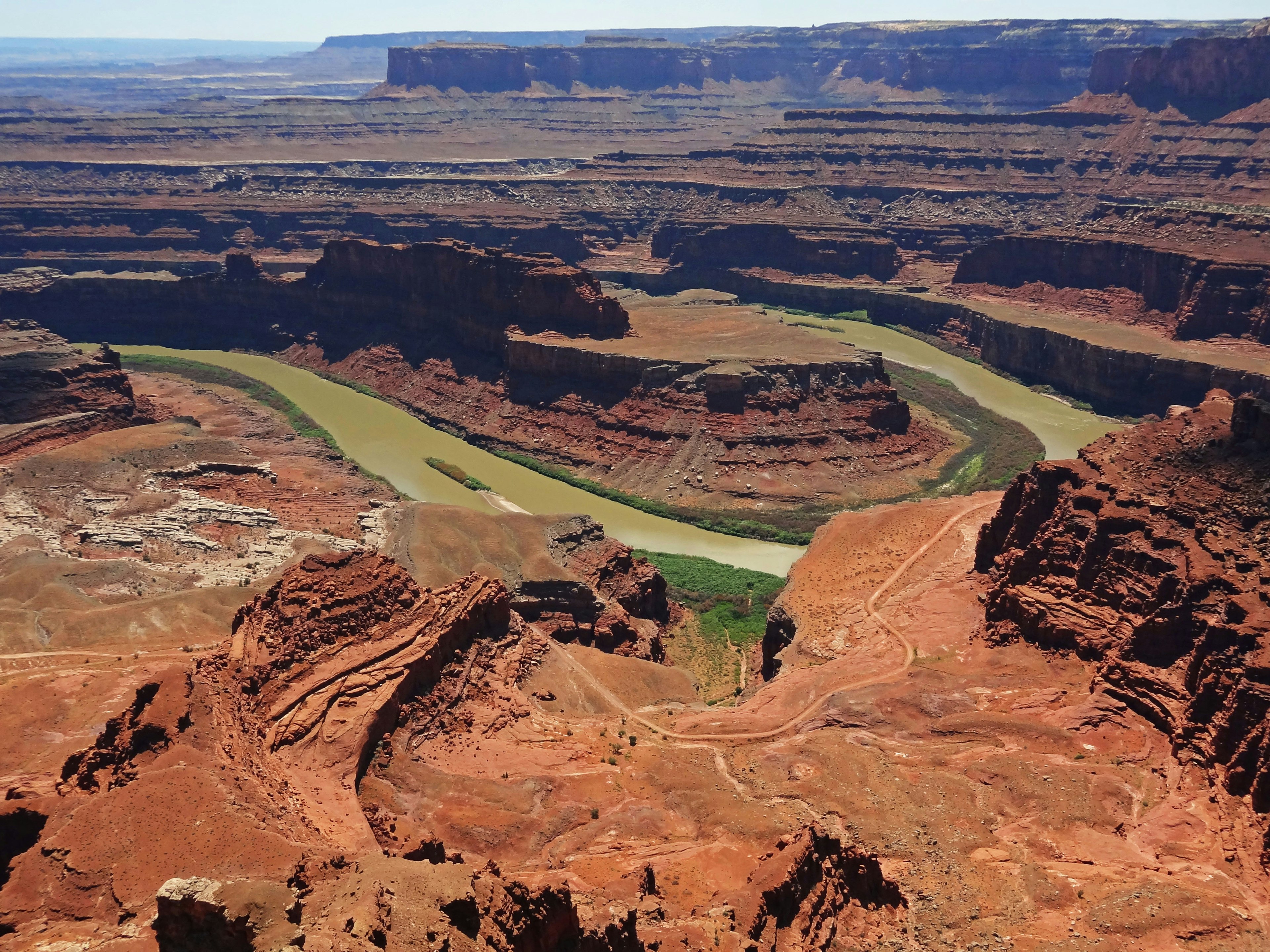 Impresionante vista del río Colorado que serpentea a través de cañones de roca roja