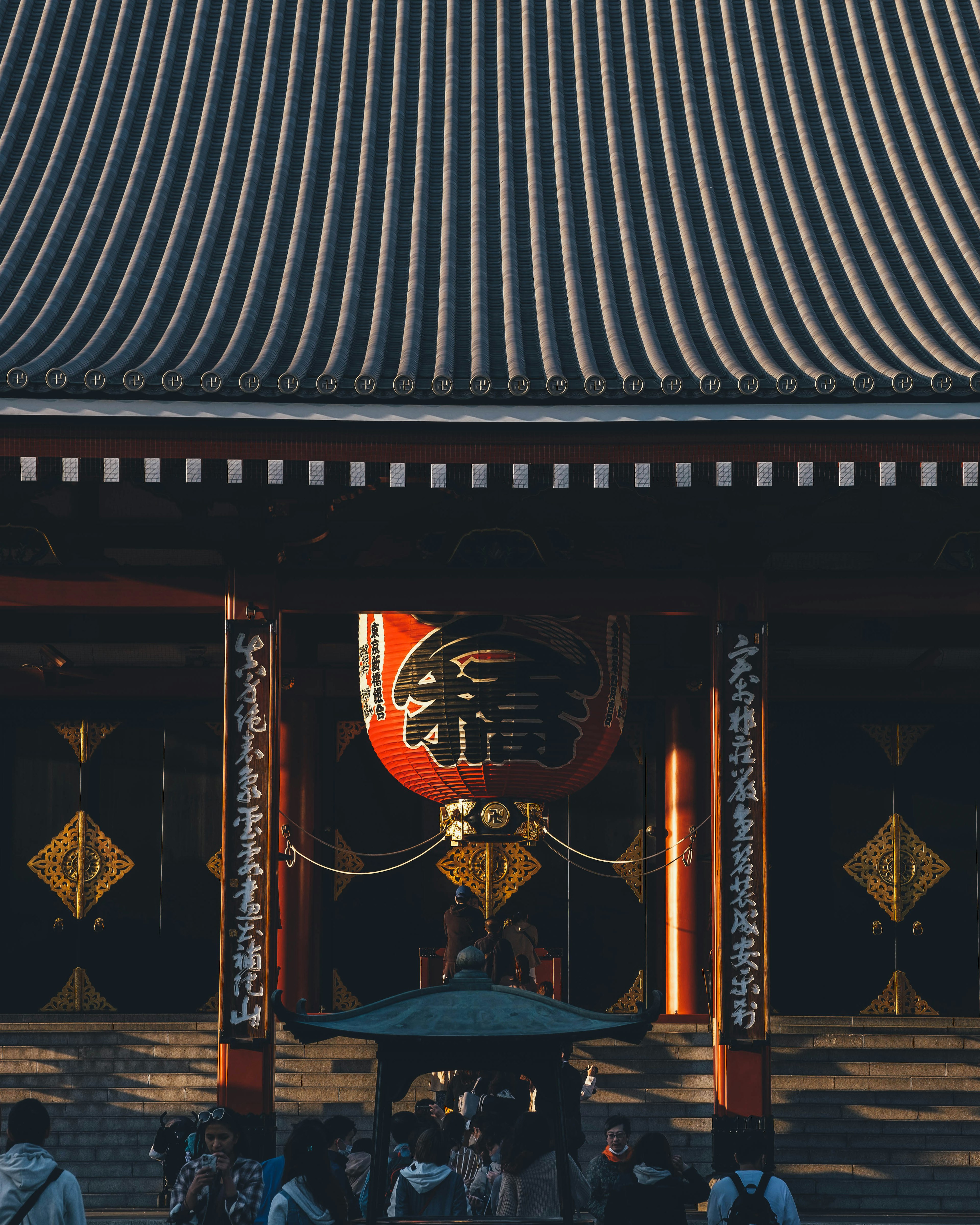 Vista impressionante del cancello del tempio Senso-ji e della grande lanterna