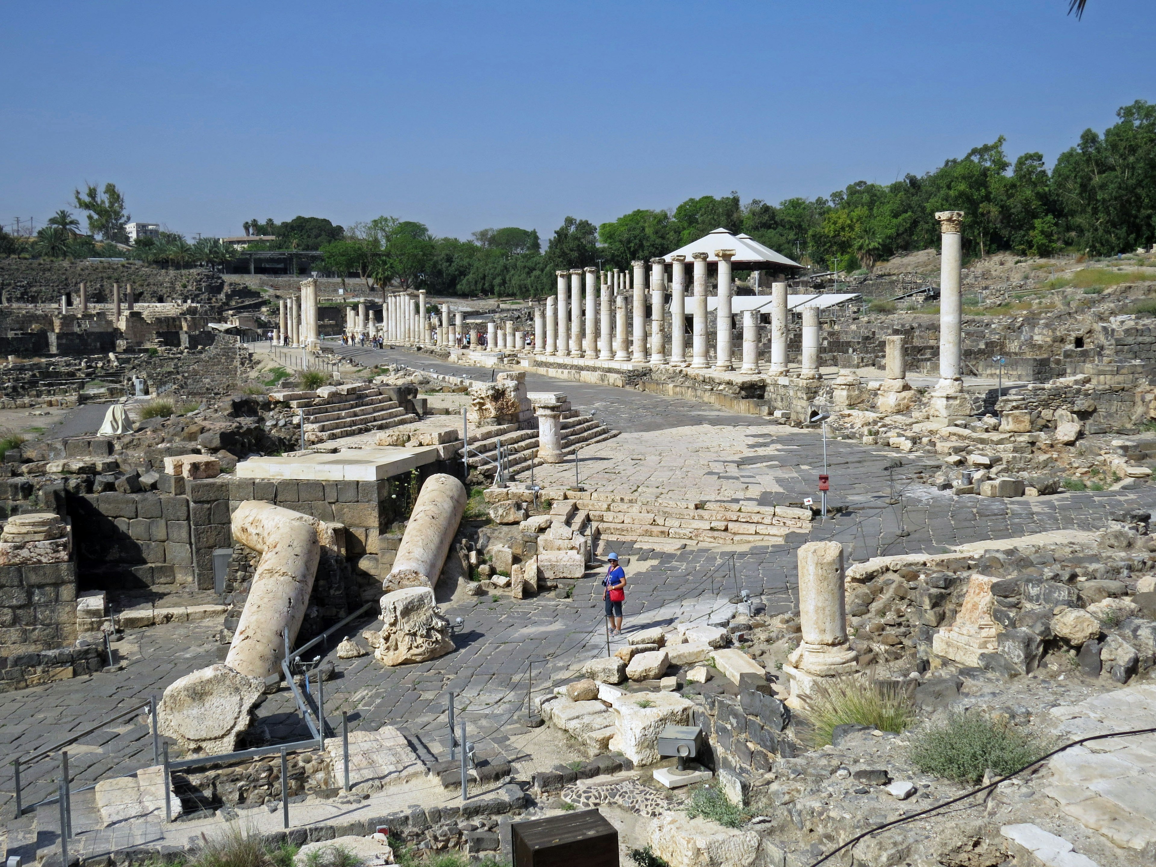 Ruinas antiguas con columnas rotas y visitantes