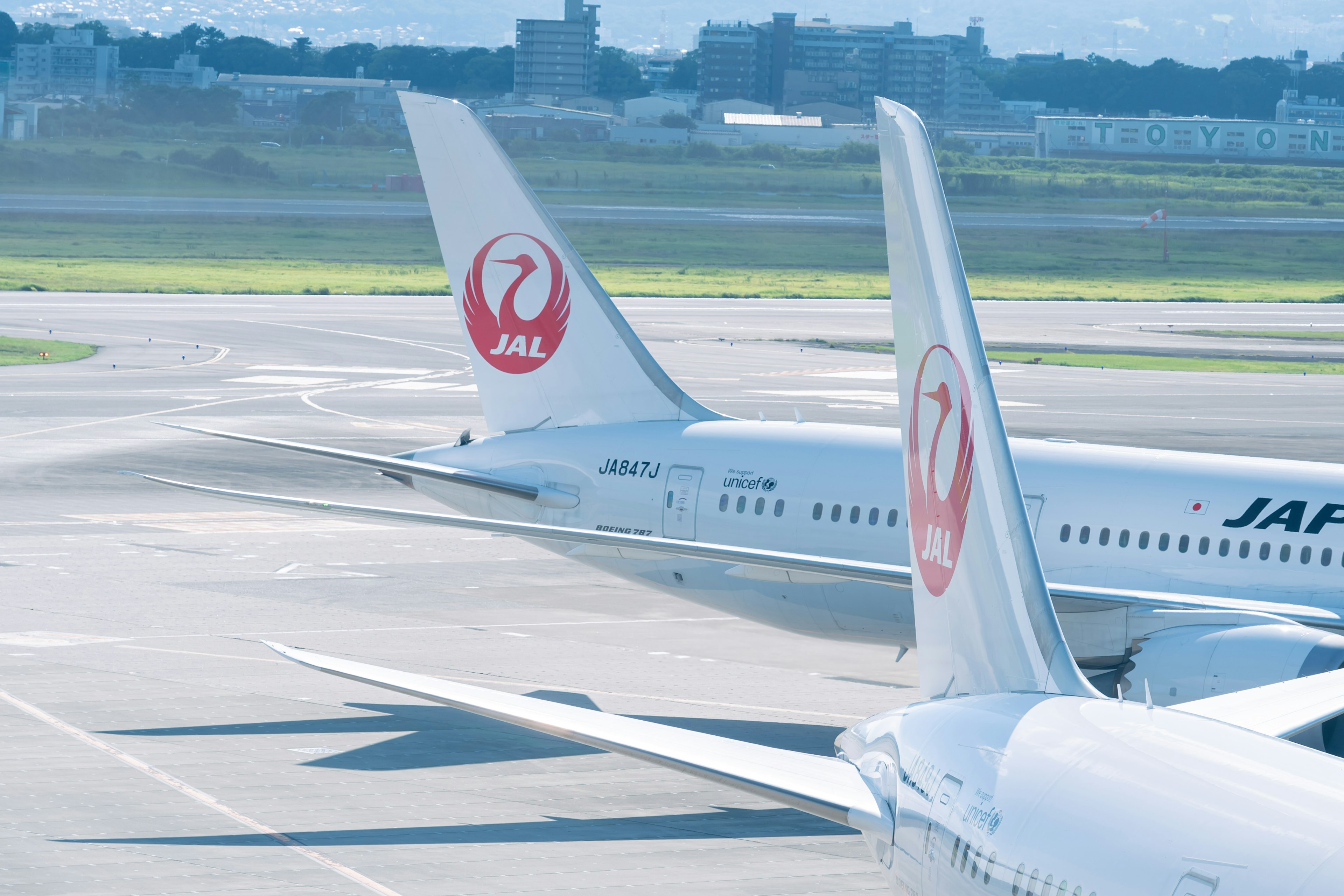 공항 활주로에 있는 일본항공 항공기의 꼬리날개