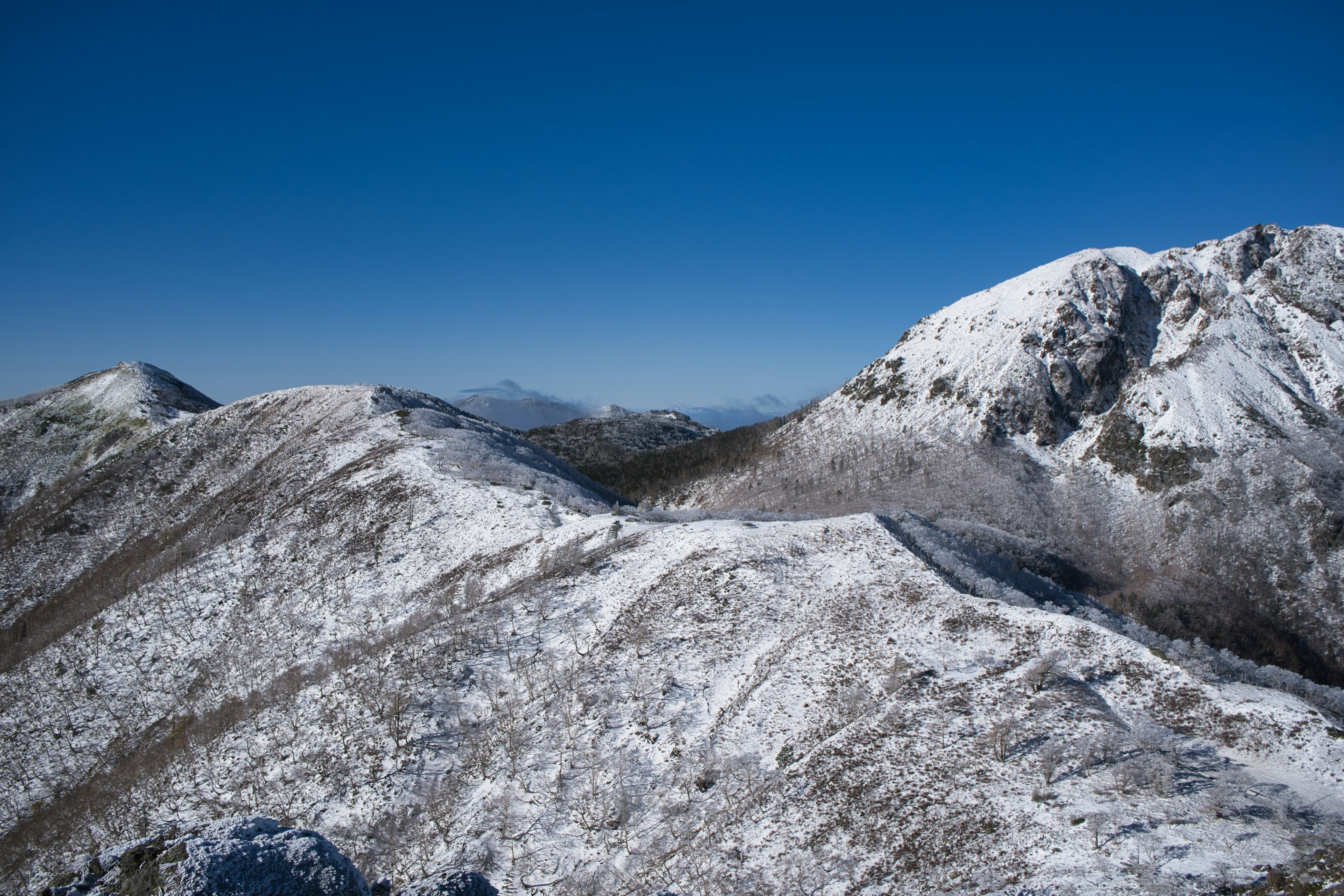 Schneebedeckte Berge unter einem klaren blauen Himmel