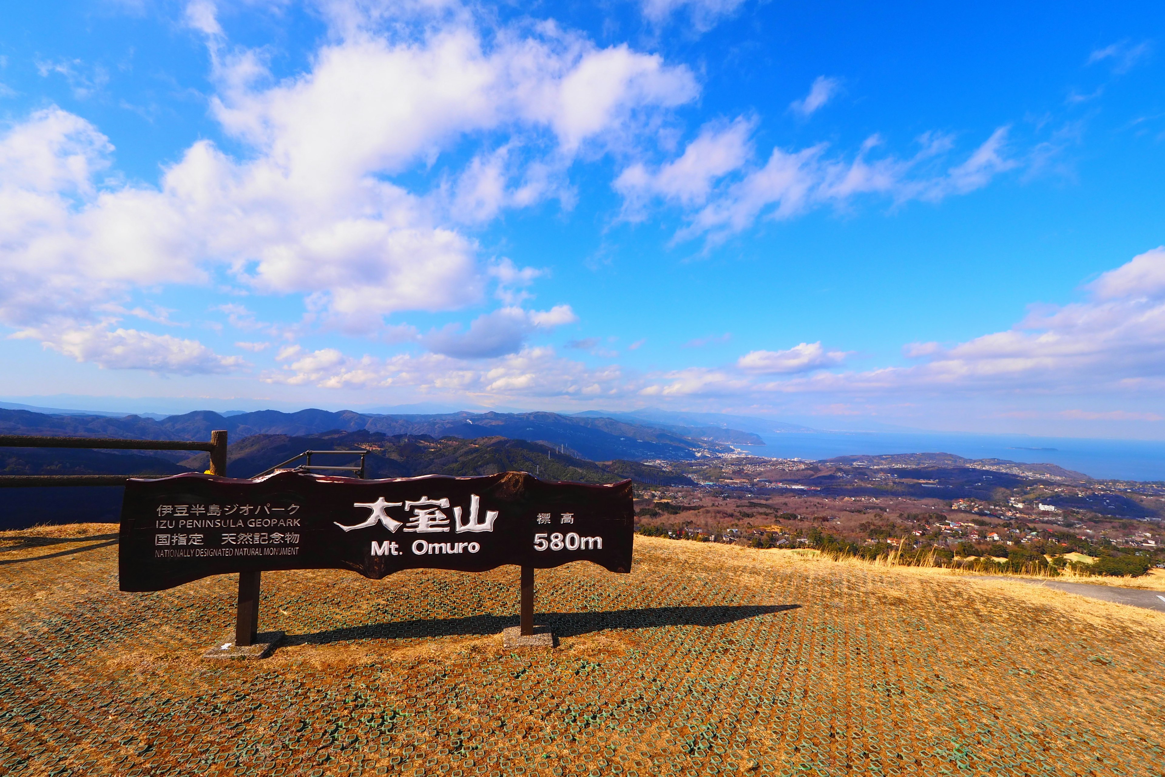 Pemandangan indah Gunung Oita dengan tanda ketinggian