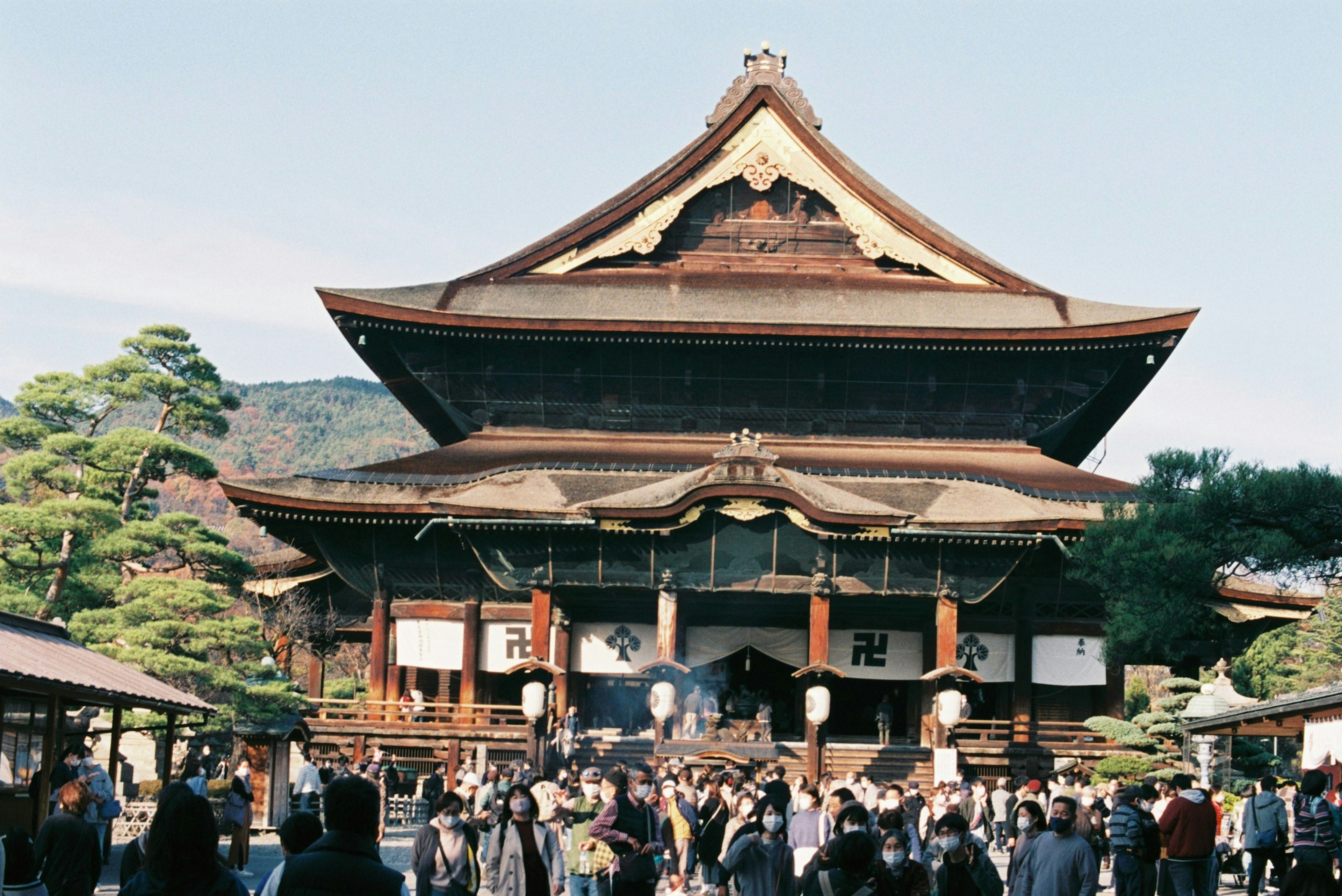 重要な寺院の伝統的な日本建築と訪問者の群れ