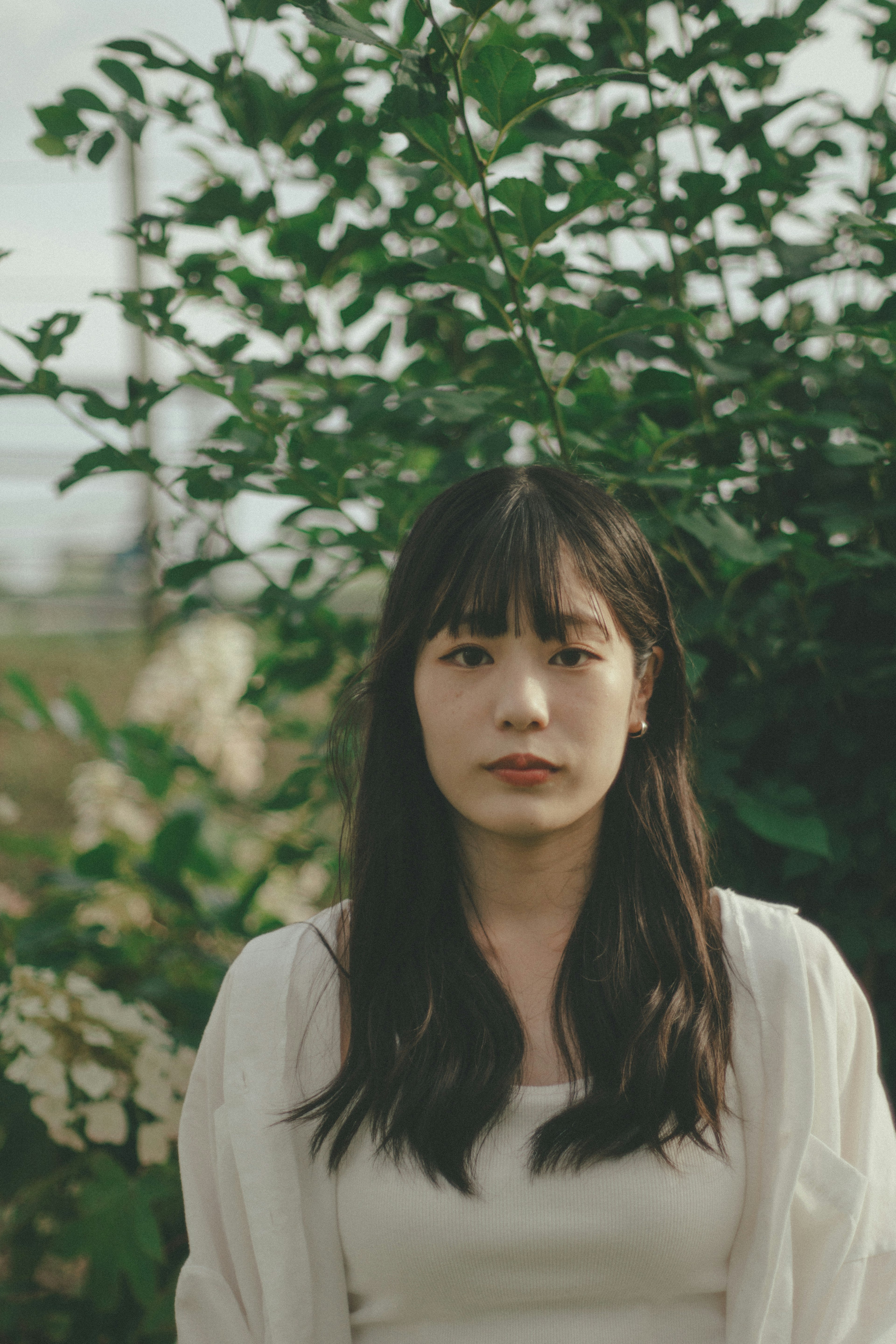 緑の背景の前に立つ女性のポートレート