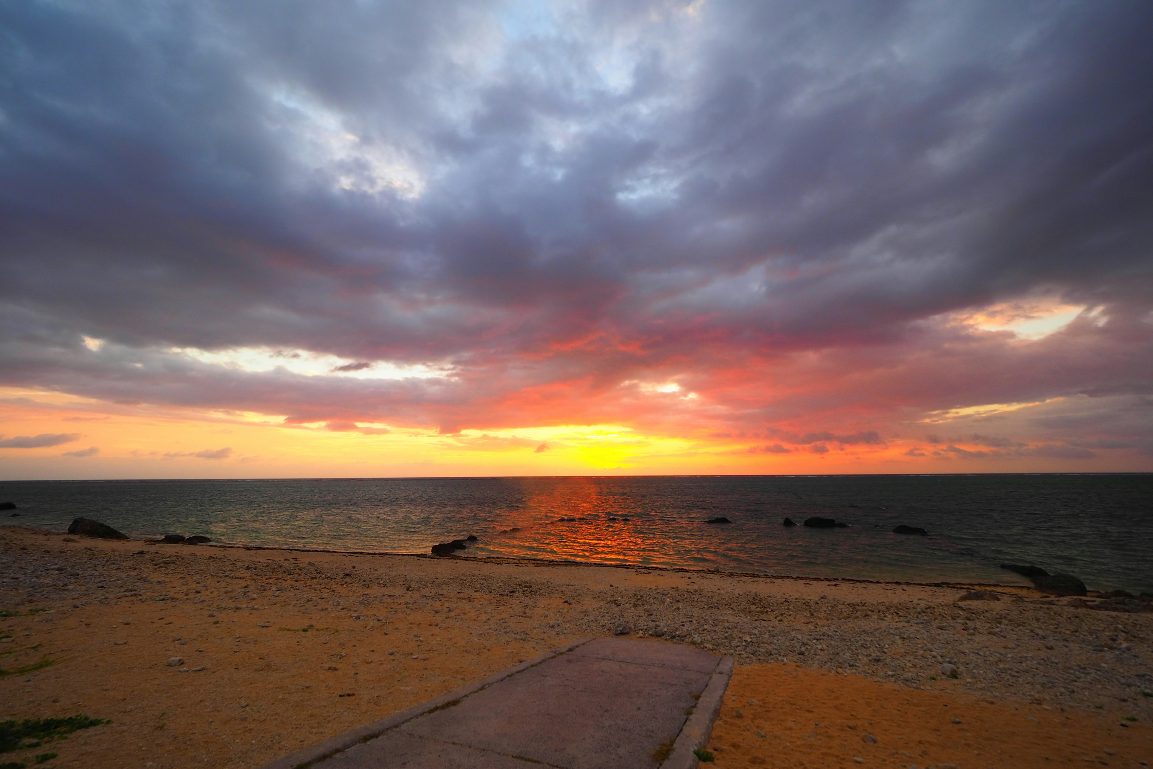 Vista del océano al atardecer con nubes dramáticas