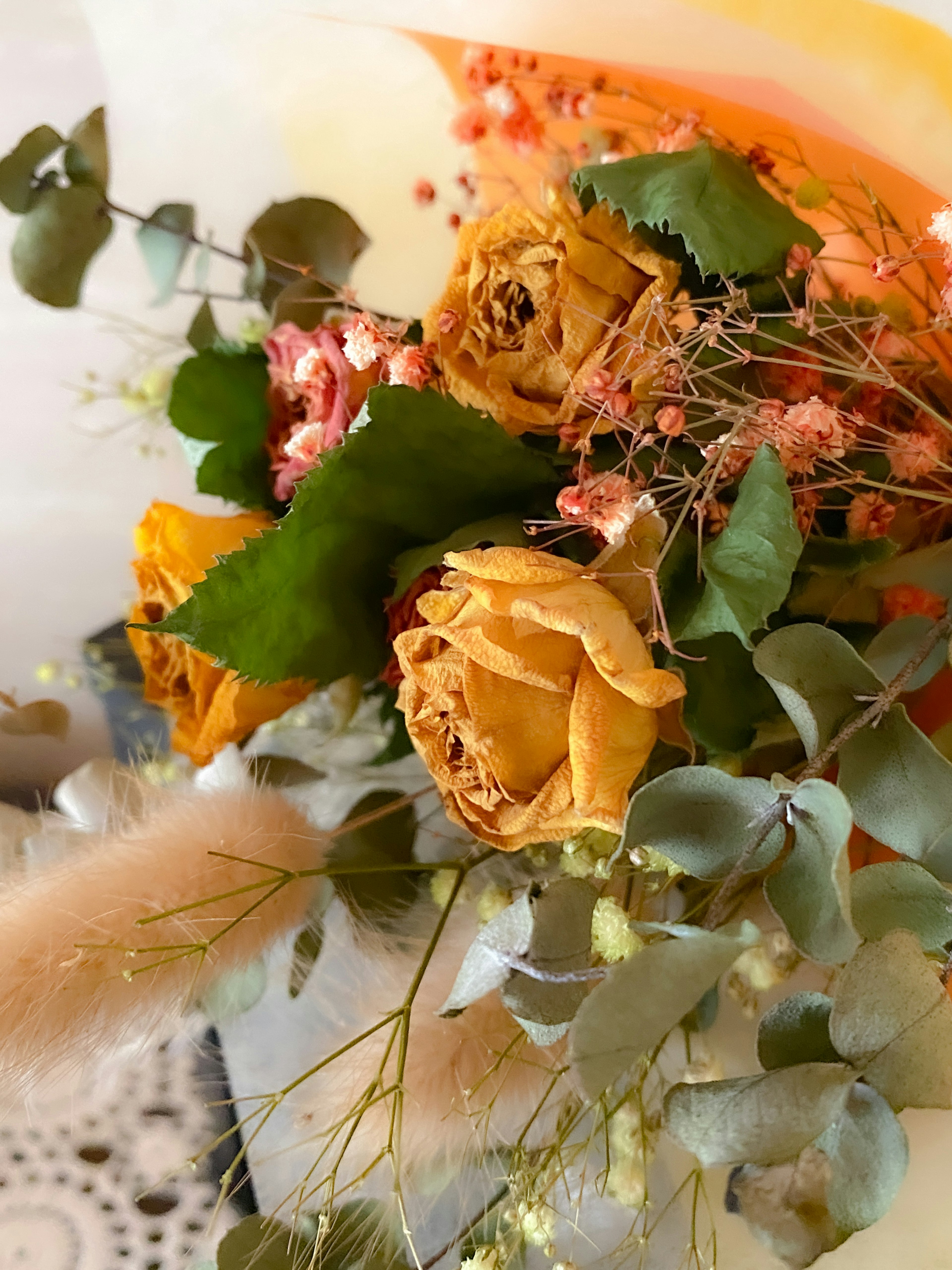 Beau bouquet de roses séchées et de feuilles d'eucalyptus