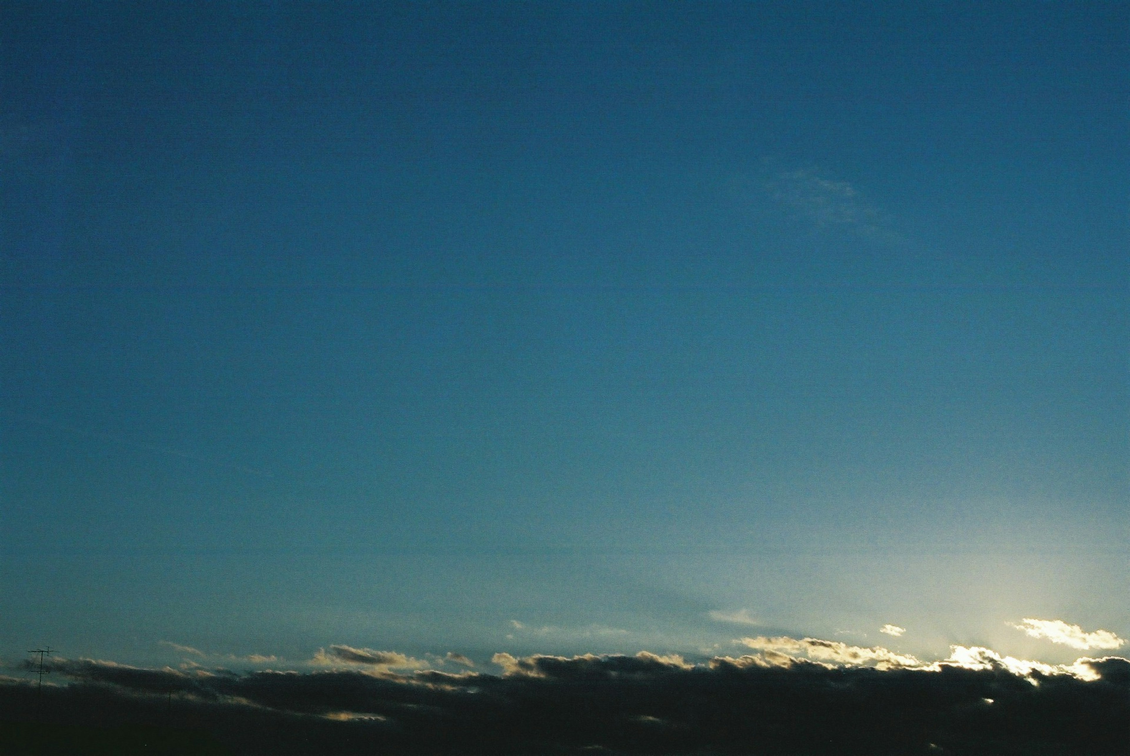 Ampio cielo blu con nuvole e luce solare