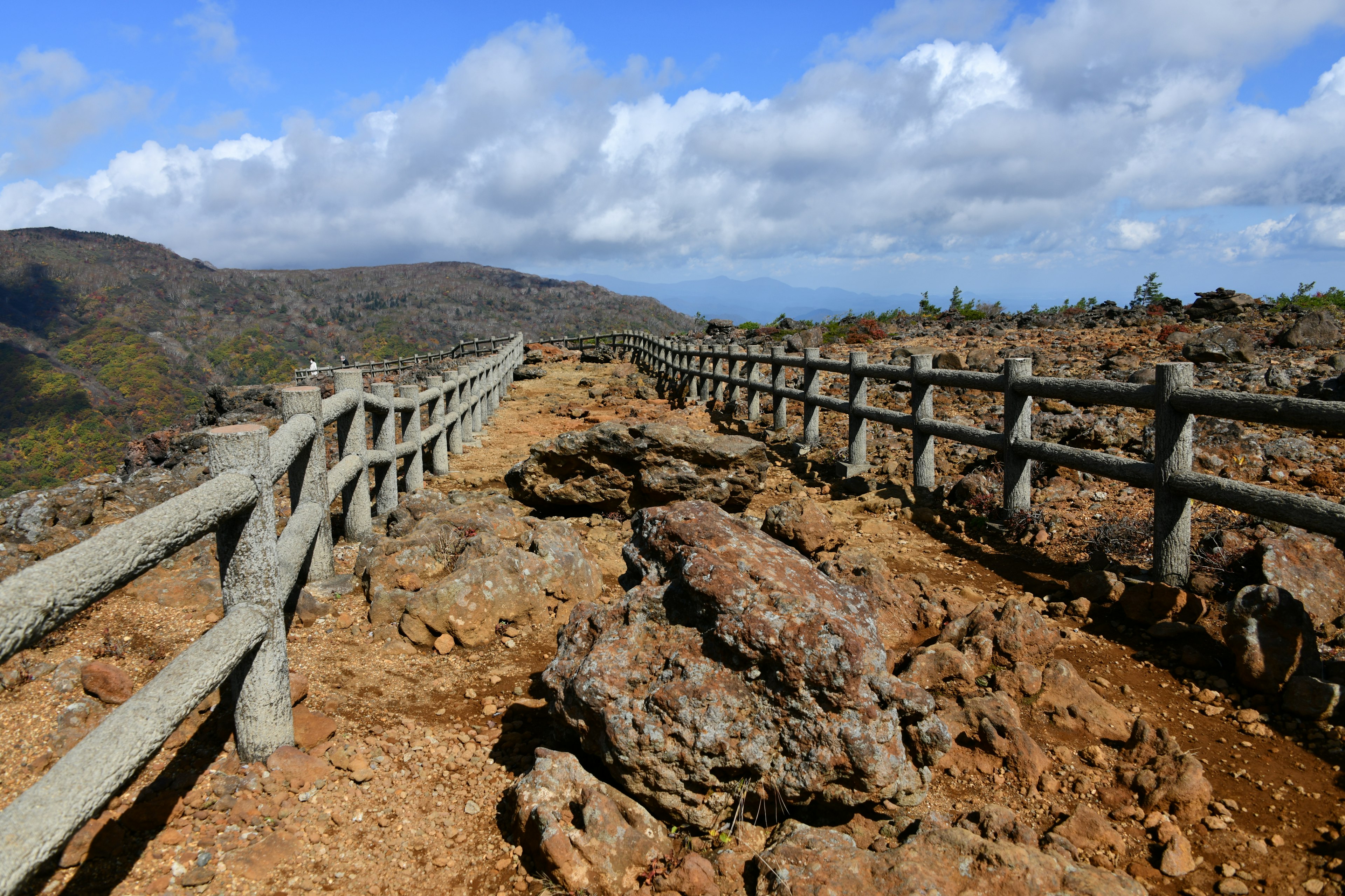 山の頂上にある木製の柵と岩の道