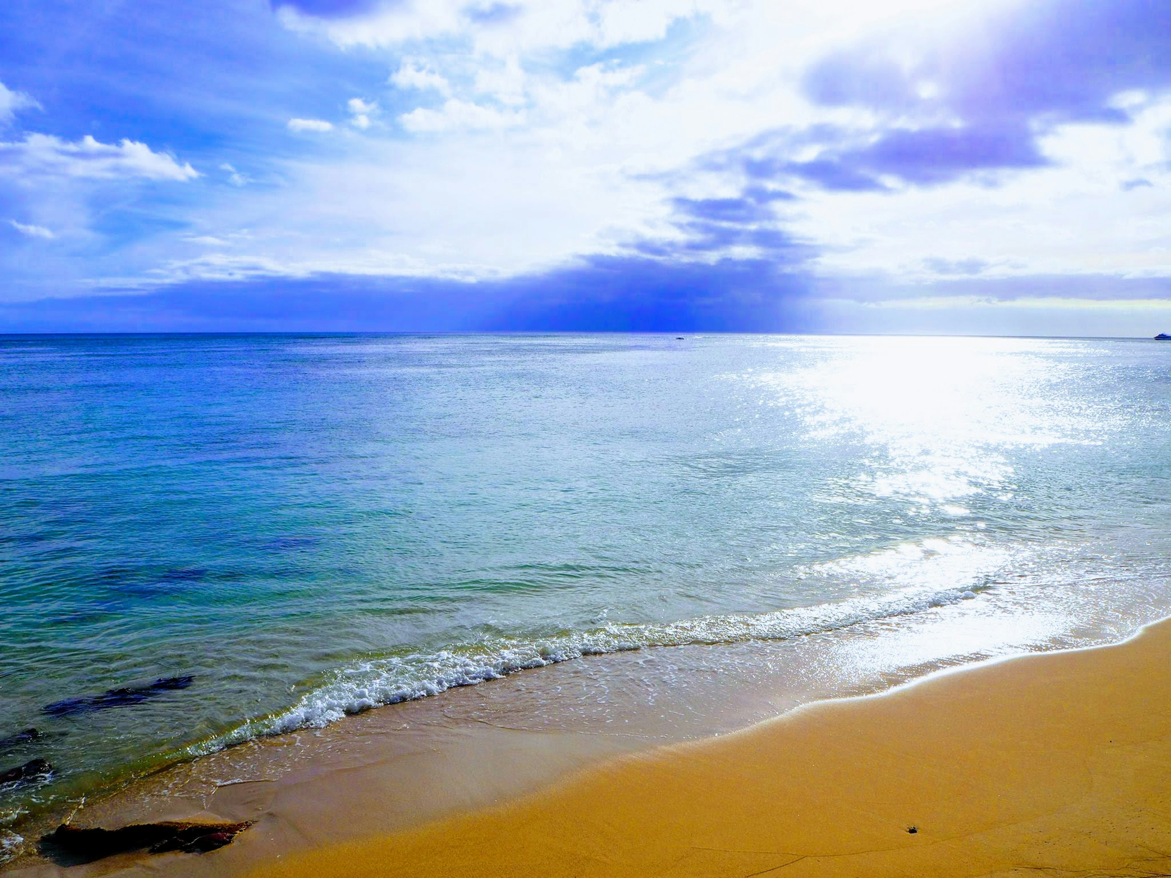 Schöne Strandansicht mit blauem Ozean und Himmel