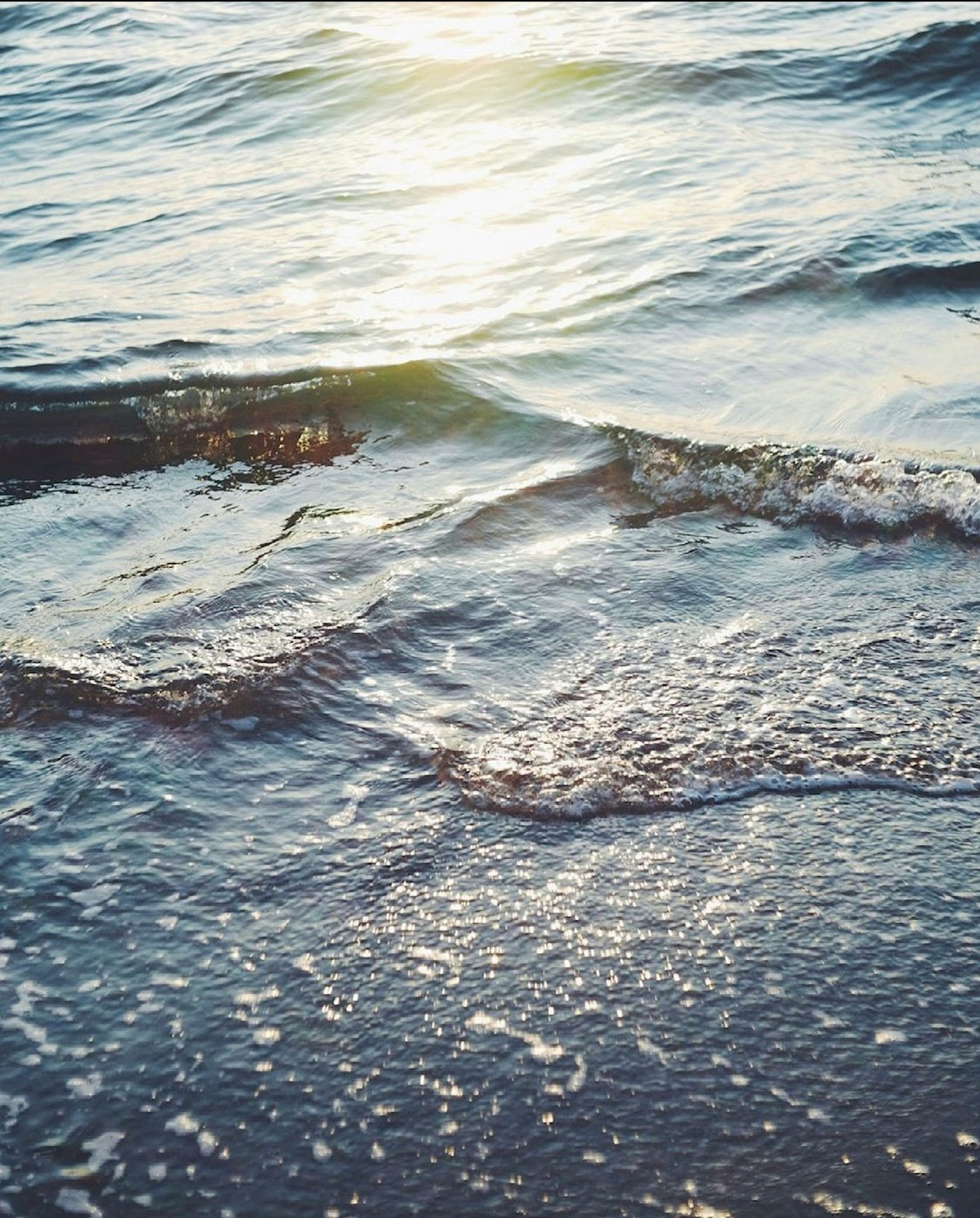 波が光を反射する海の水面