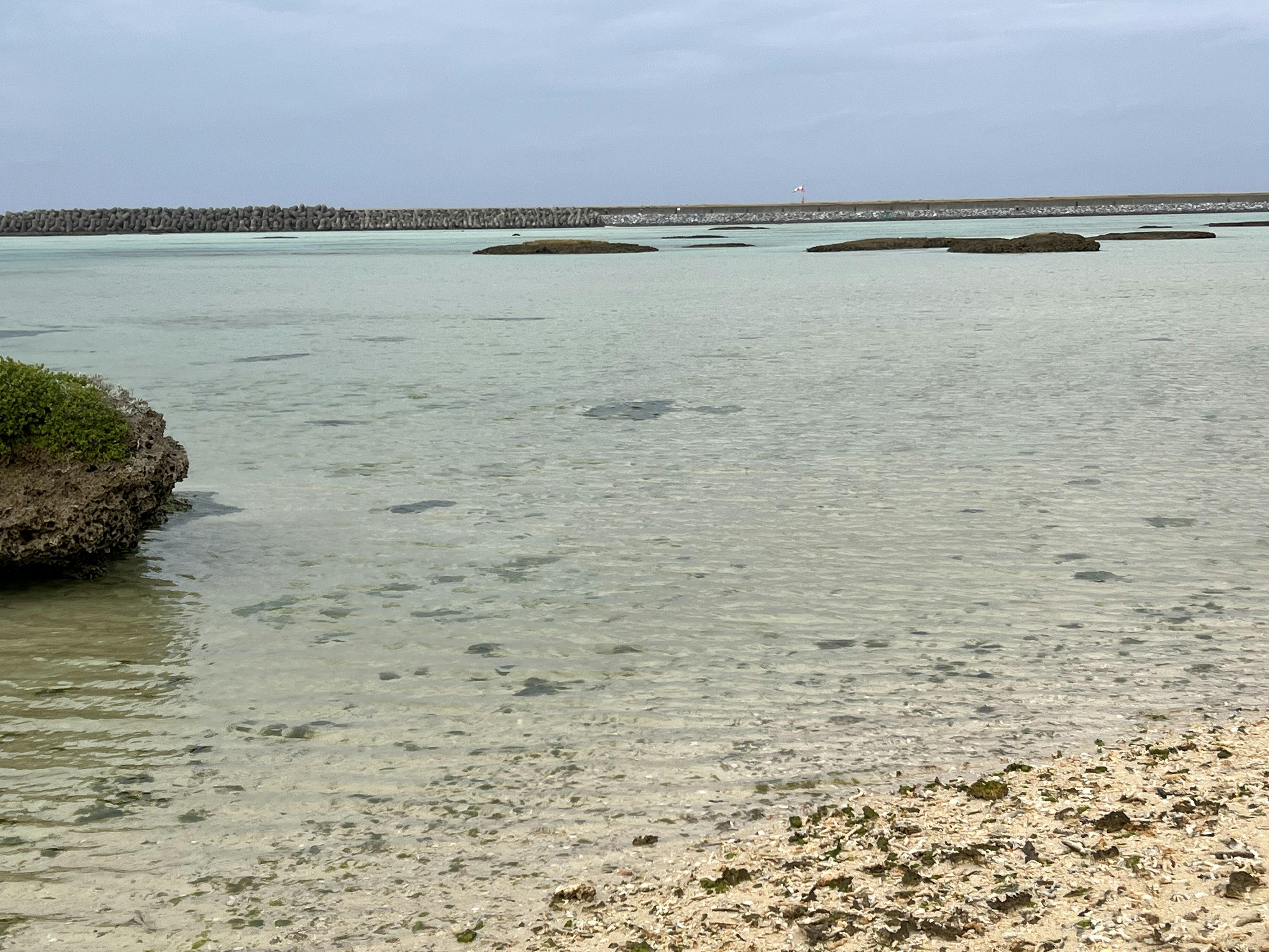 Ruhiges Meer mit flachem Wasser felsiger Strand und Sandstrand