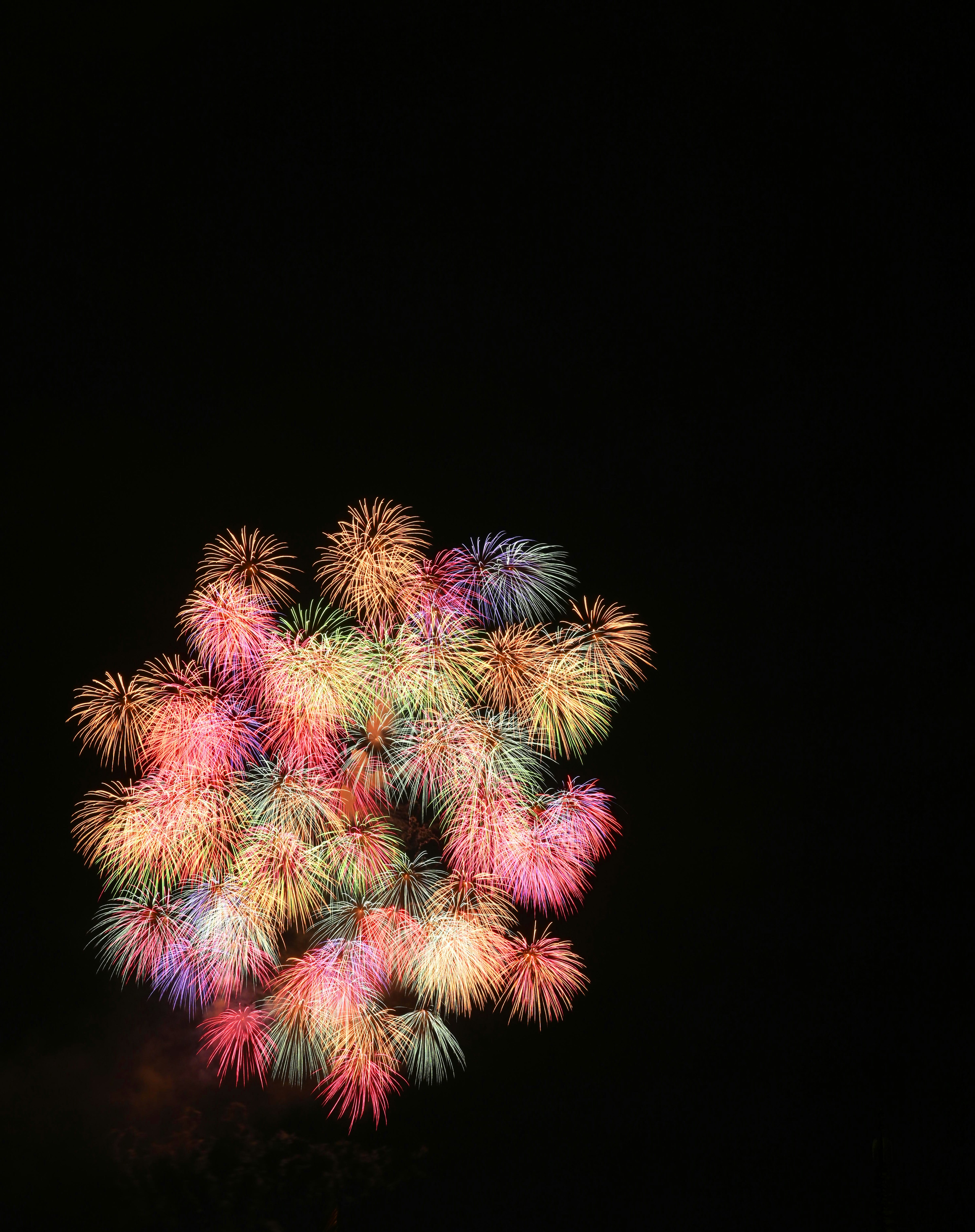 Fuochi d'artificio colorati che esplodono su uno sfondo scuro