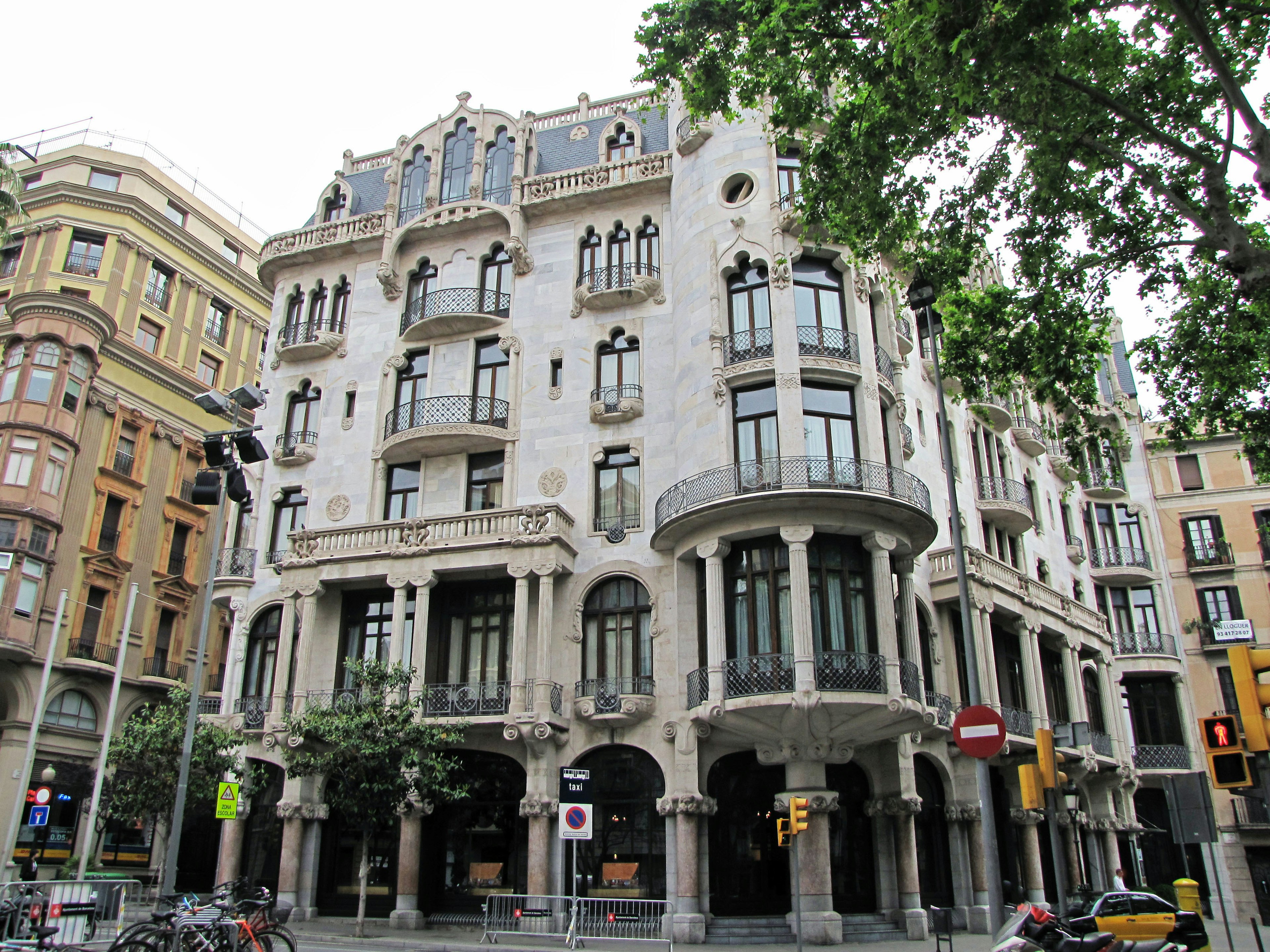 Hermoso edificio de estilo Art Nouveau en una esquina de la calle