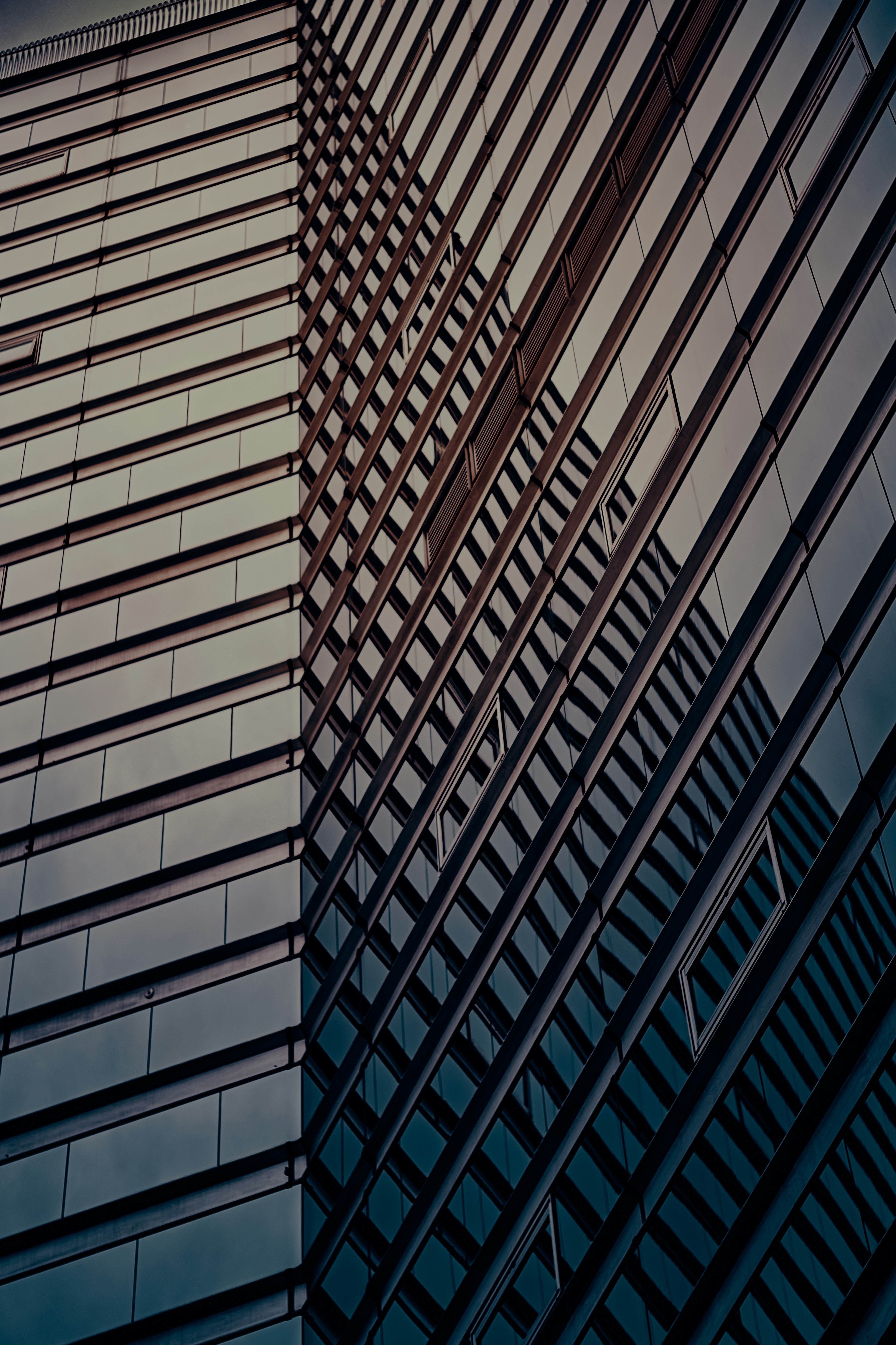 Lignes diagonales et reflets sur la façade d'un bâtiment moderne