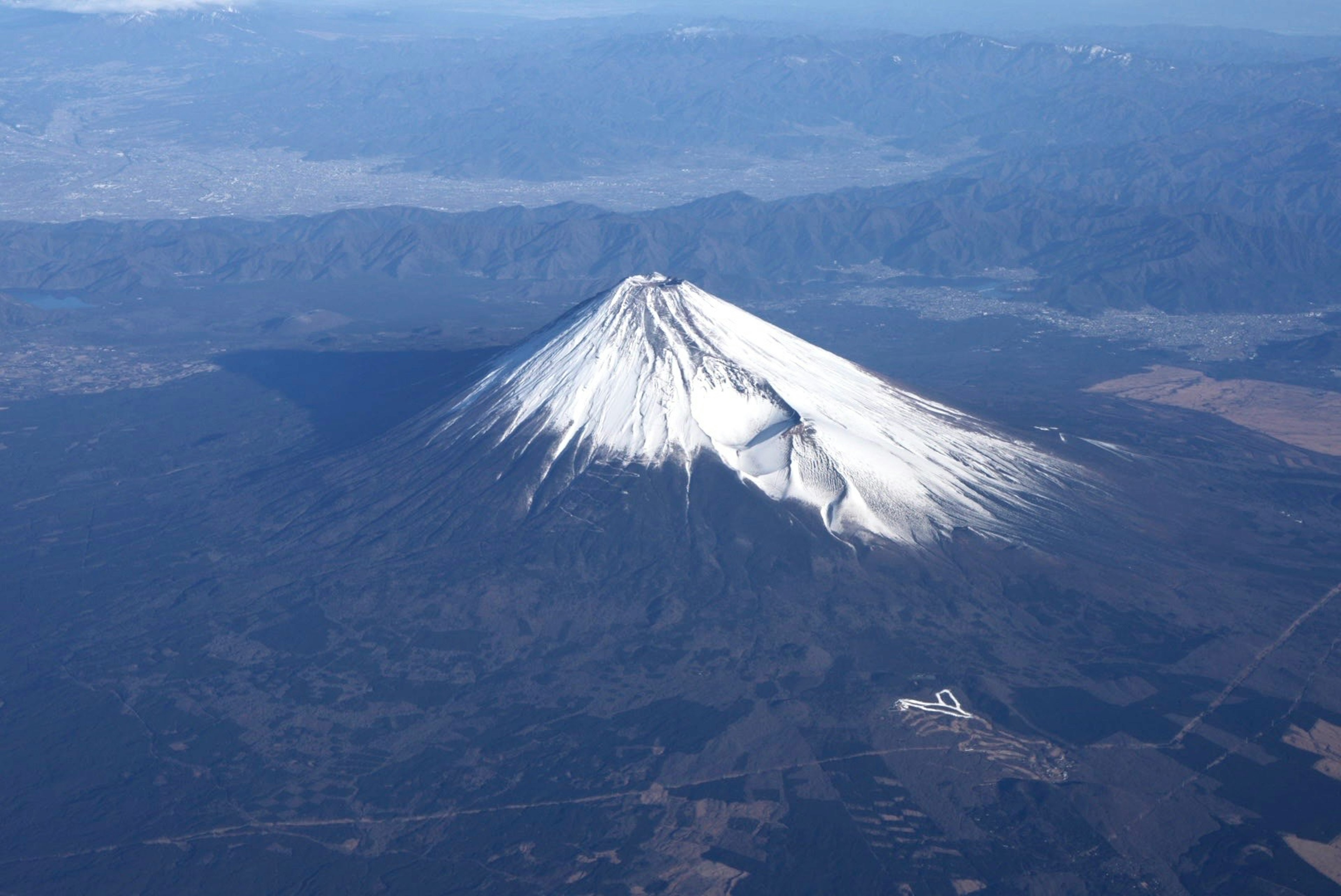 Schneebedeckter Gipfel des Fuji unter einem klaren blauen Himmel