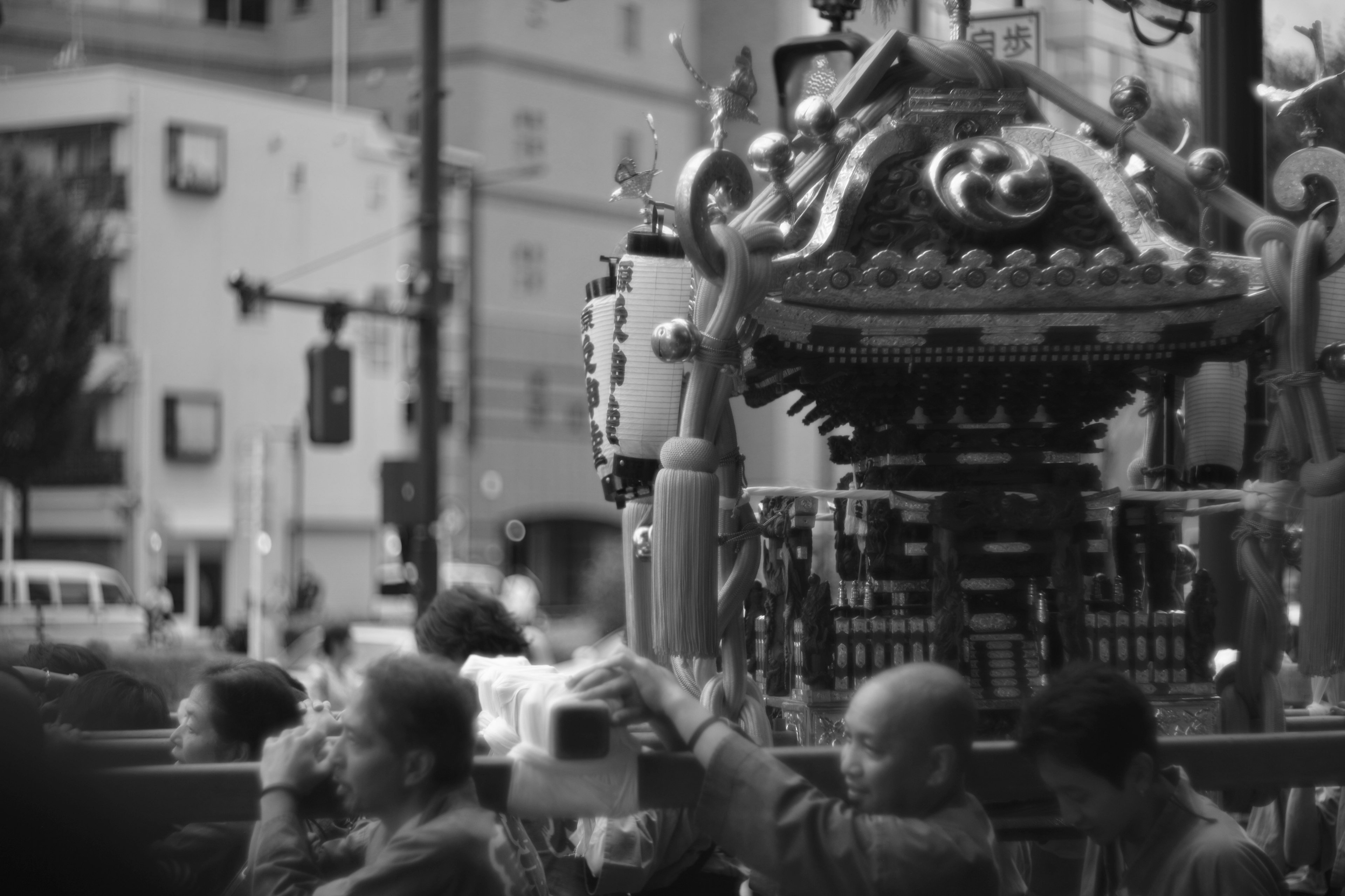 Foto in bianco e nero di persone che trasportano un mikoshi di festival