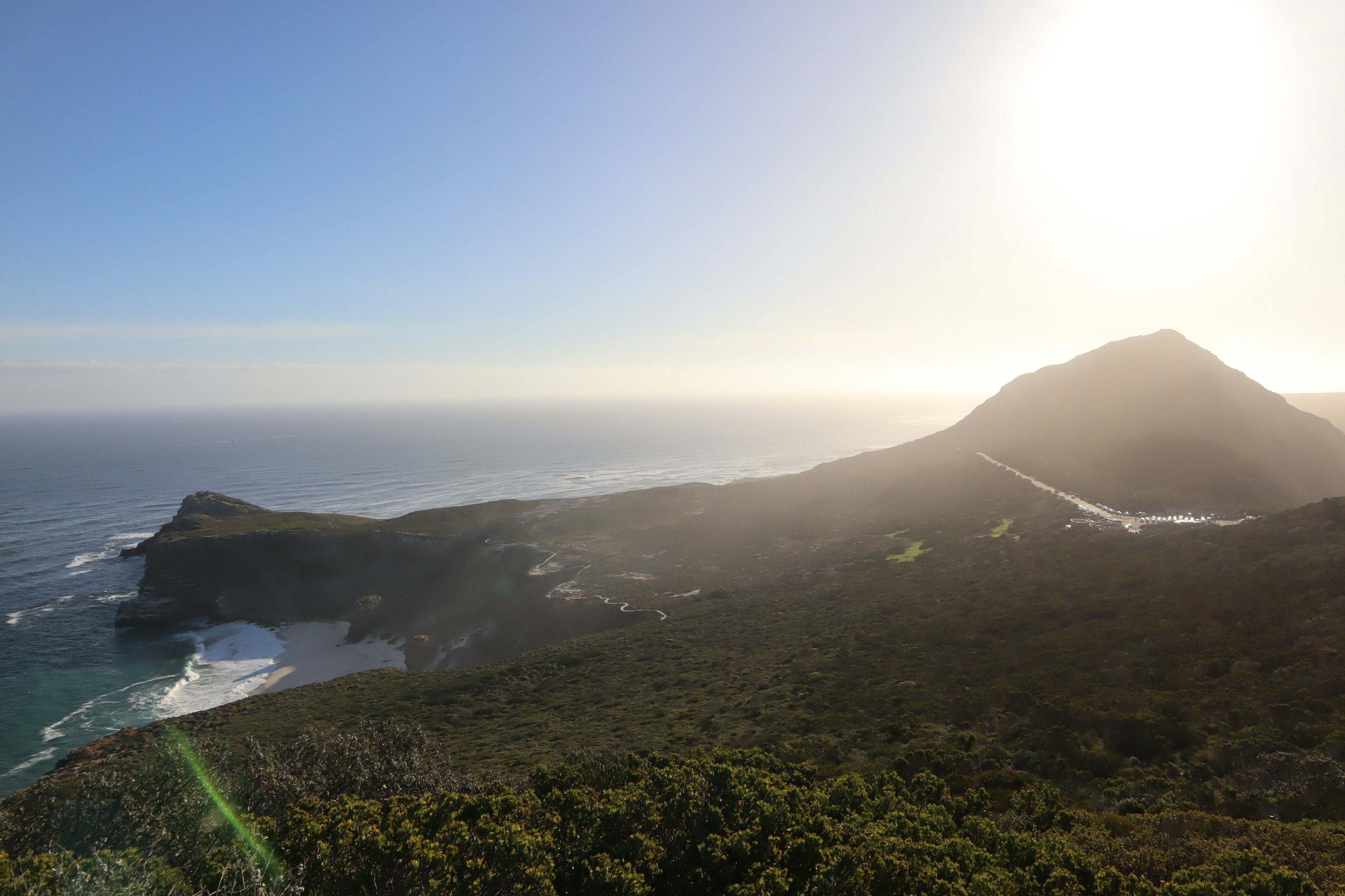 Vista panorámica del océano y las montañas con luz solar brillante