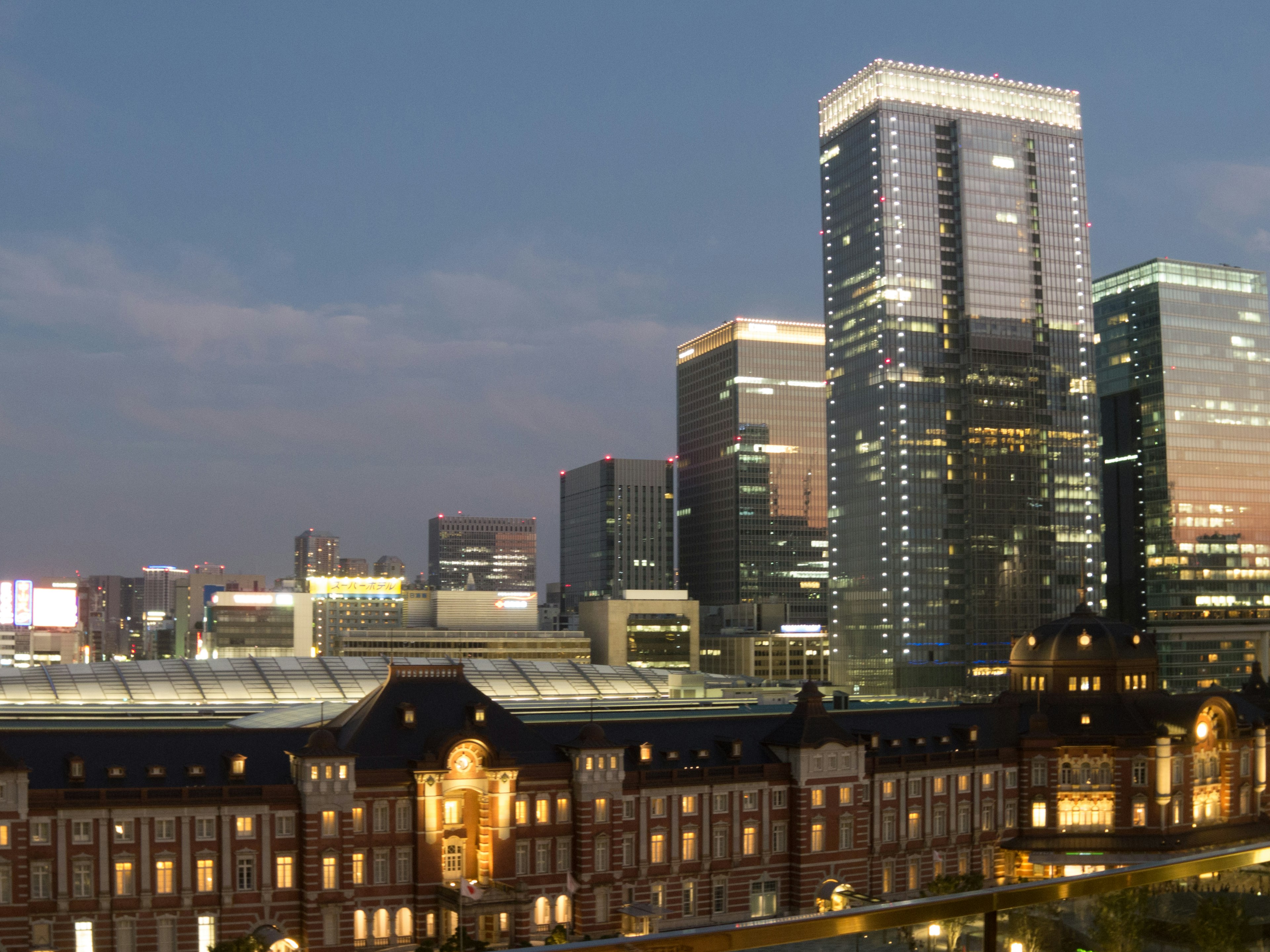 Stasiun Tokyo dengan gedung pencakar langit saat senja