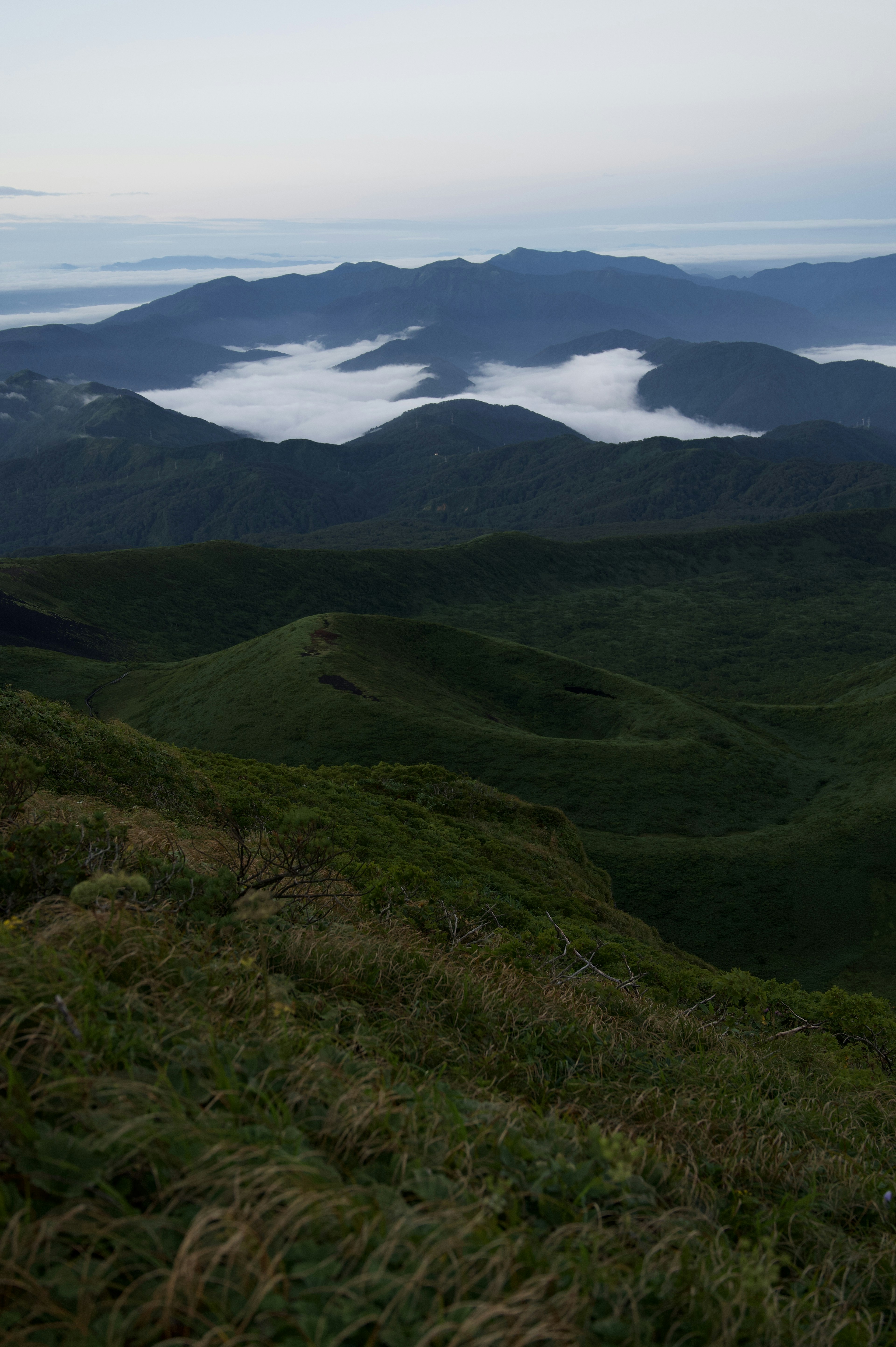 Hermoso paisaje de montañas verdes y un mar de nubes