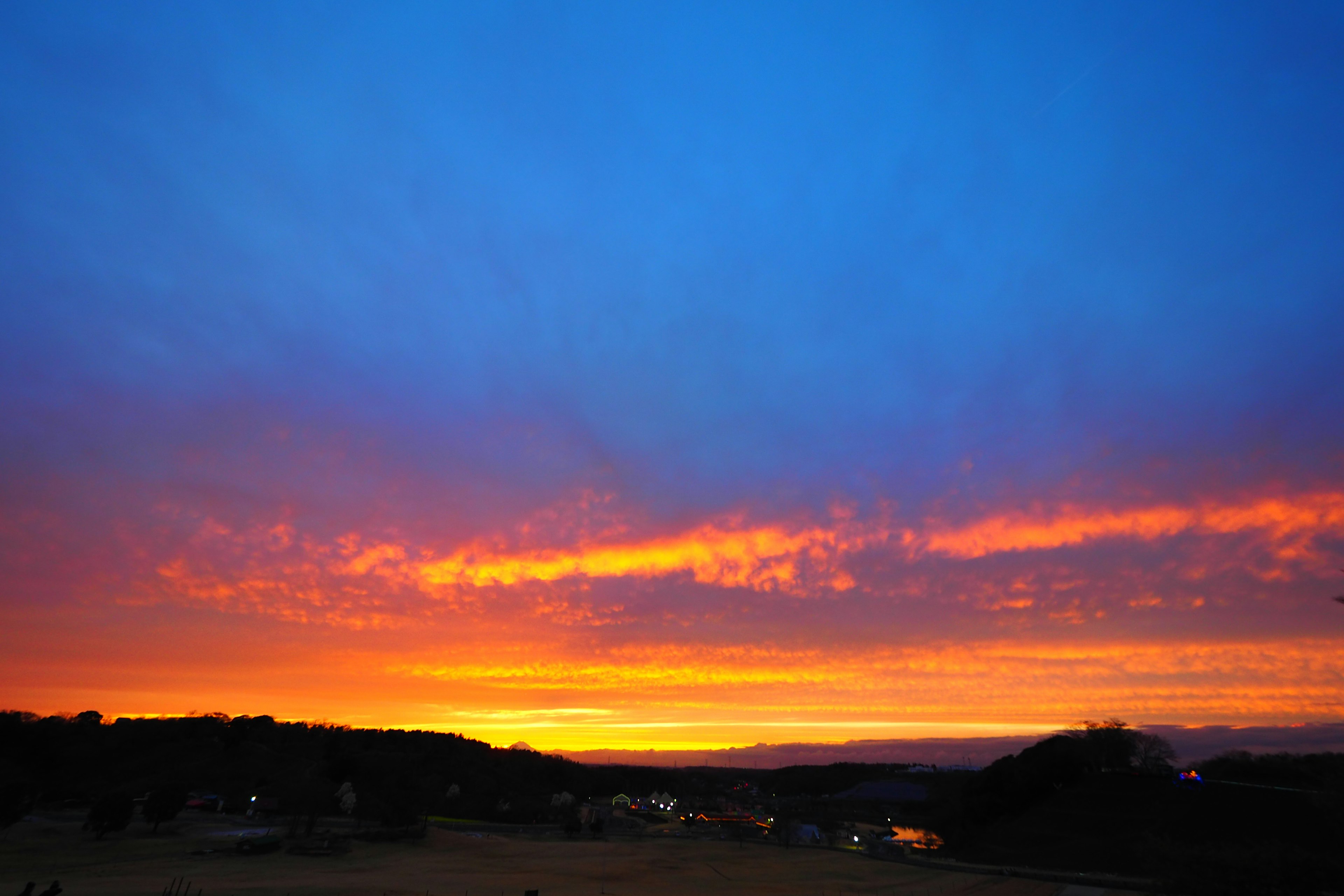 Ciel de coucher de soleil magnifique avec des nuages orange