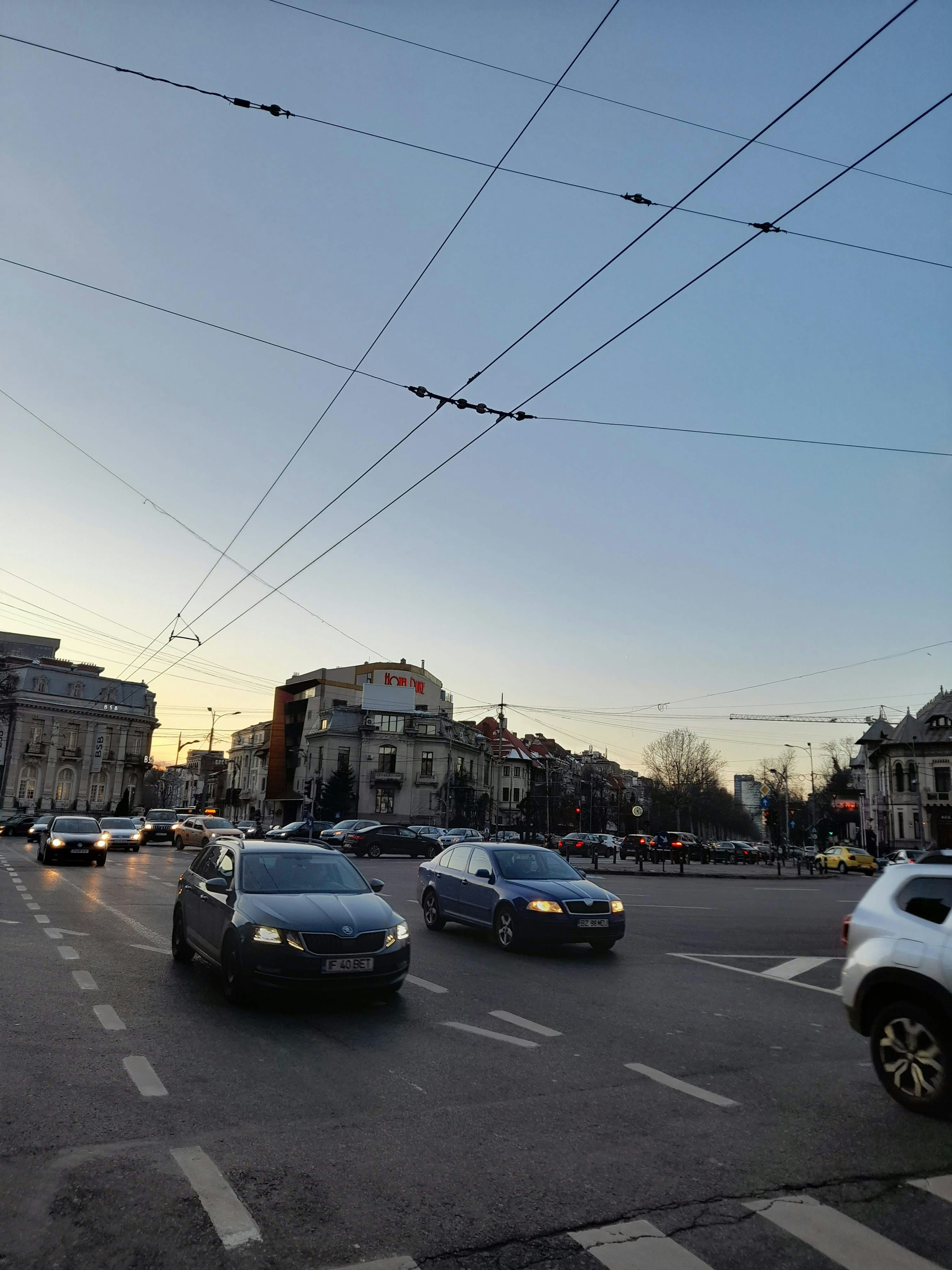 Intersection de trafic au crépuscule avec des bâtiments en arrière-plan