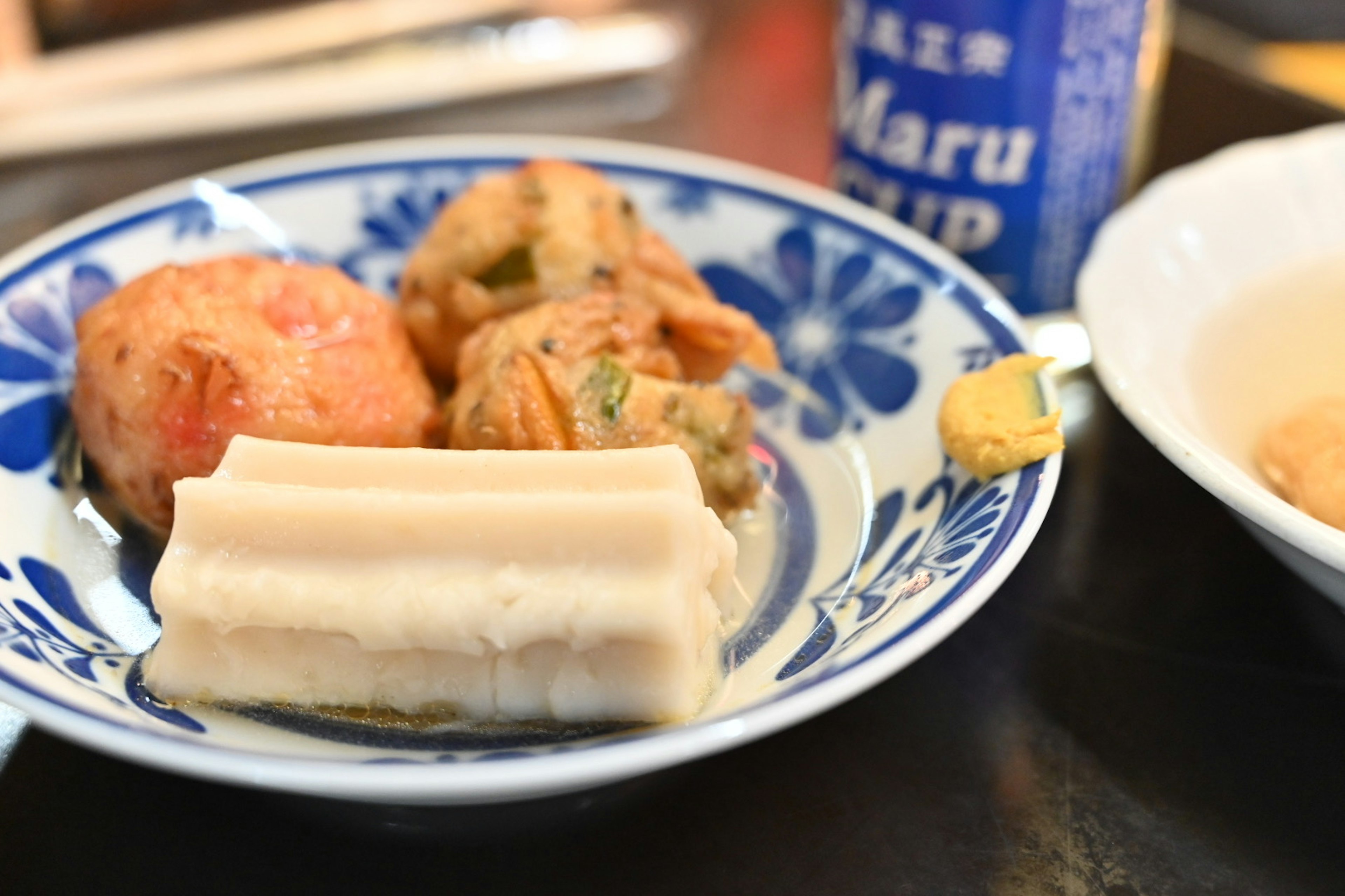 Assortiment de plats japonais sur une assiette à fleurs bleues