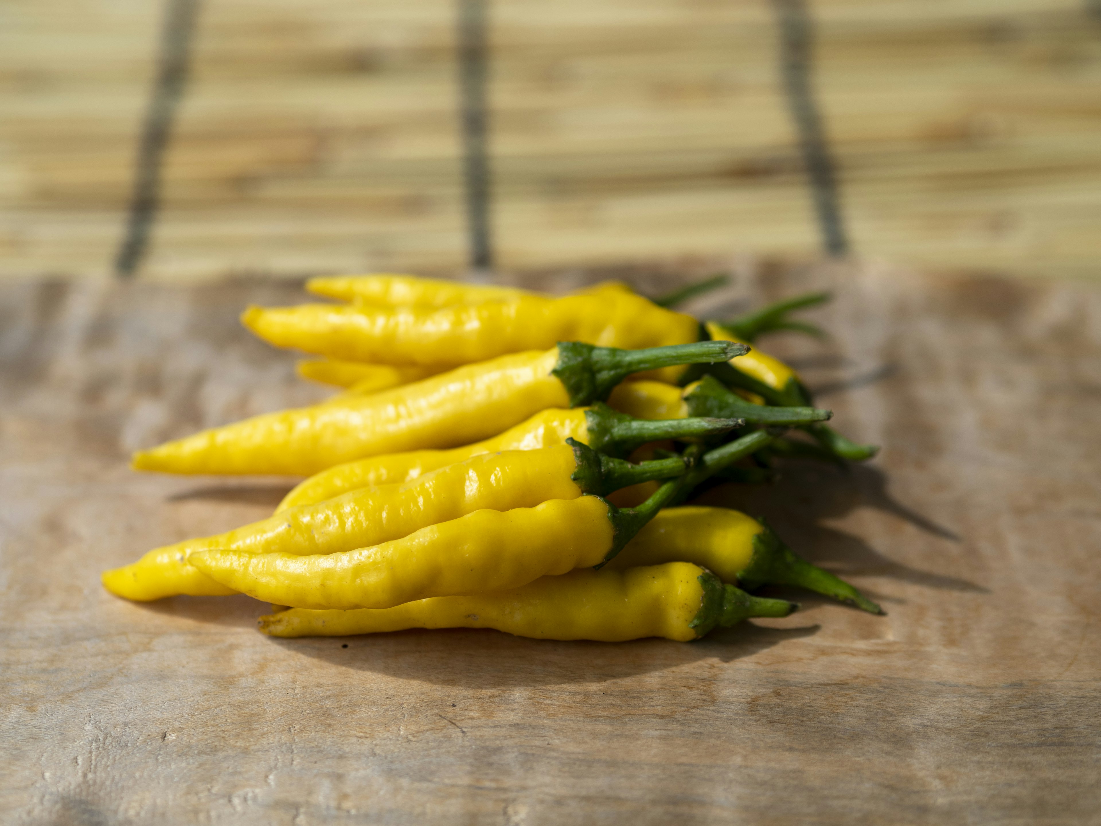 Peperoncini gialli disposti su un tagliere