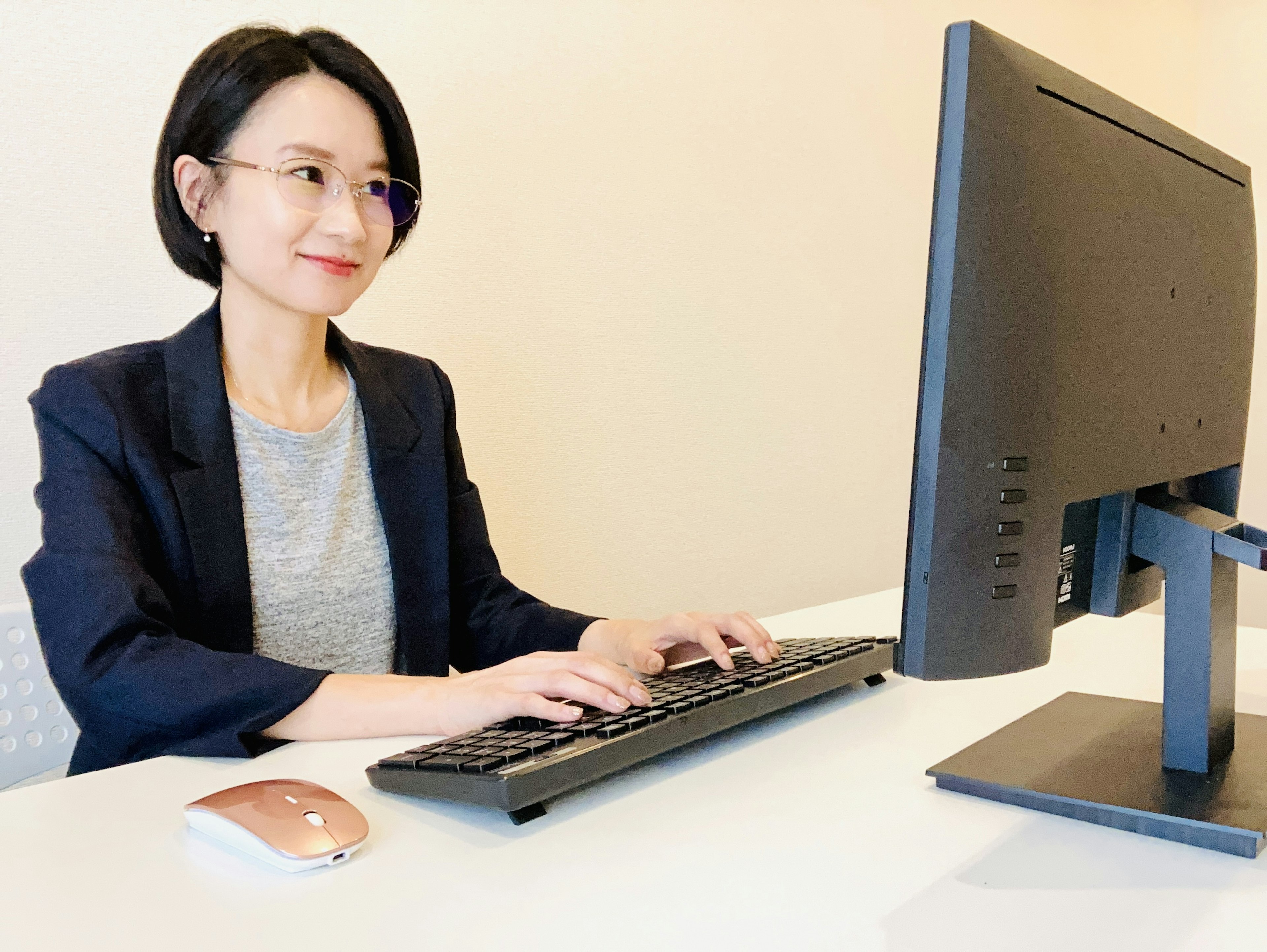 Una mujer trabajando en una computadora en un escritorio